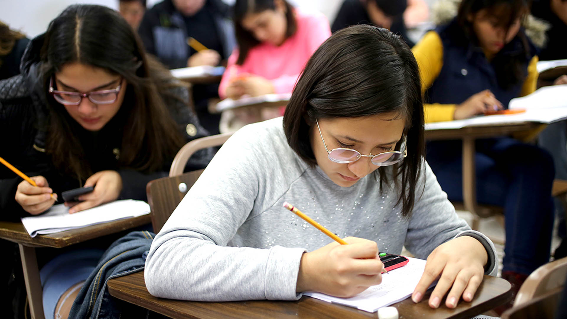 Jóvenes buscan un lugar en la UANL