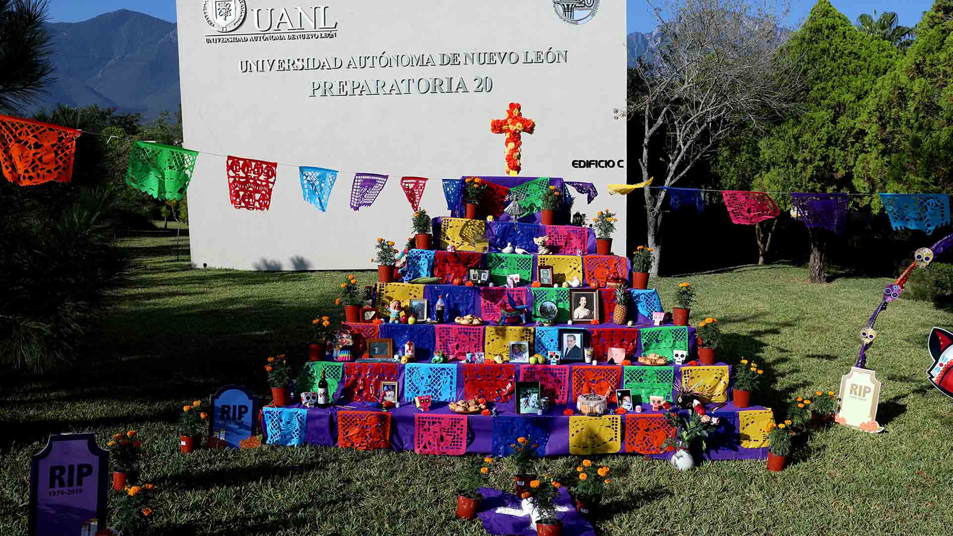 Rinden homenaje a víctimas de COVID en altares