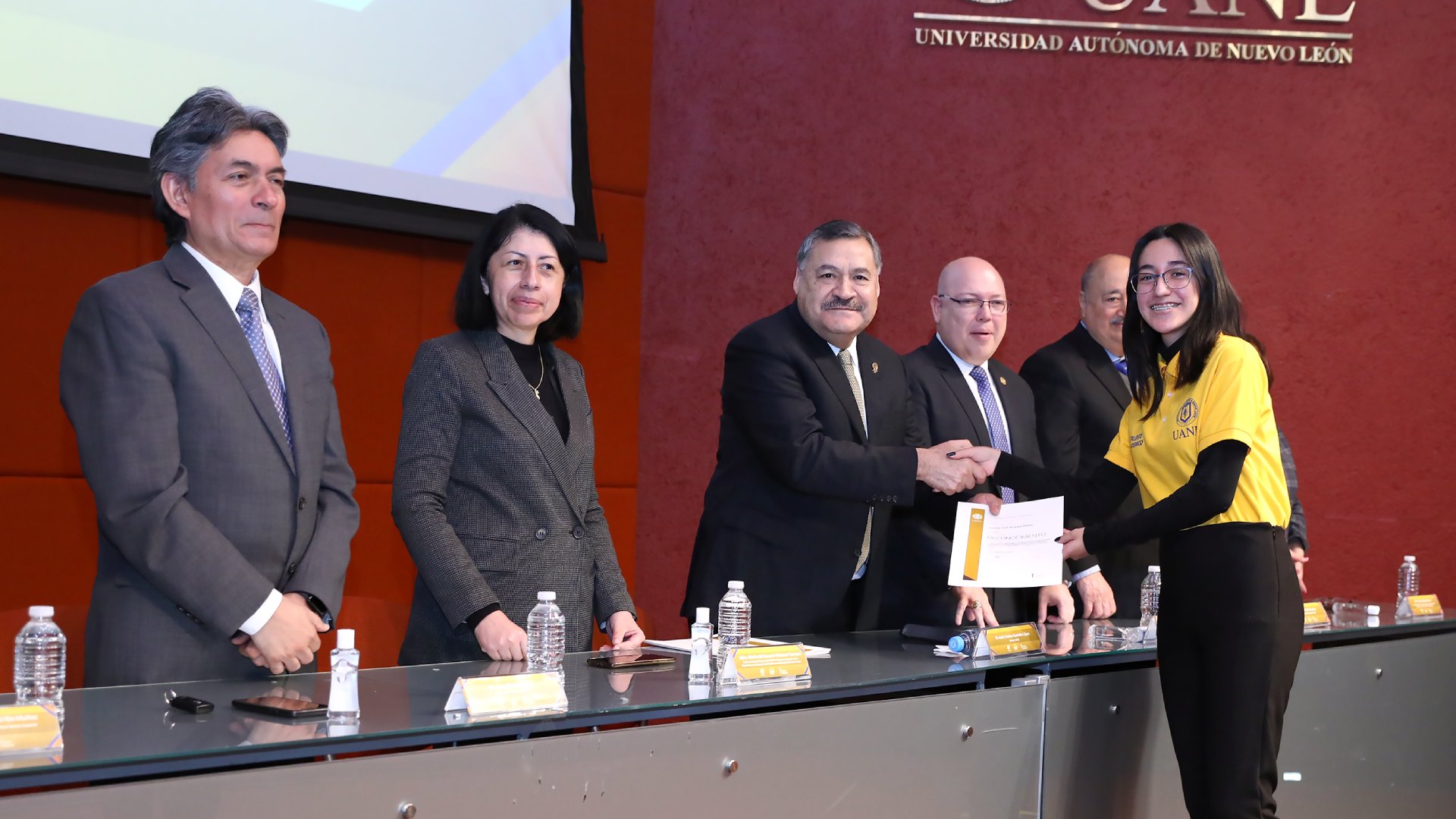 Asegura Rector apoyo académico a jóvenes talentos de bachillerato