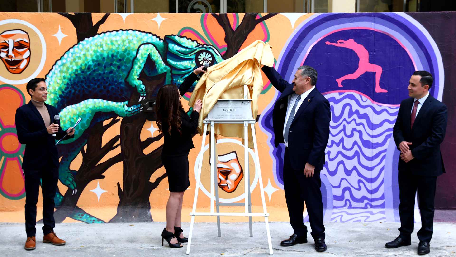 Develan mural con motivo del 25 aniversario