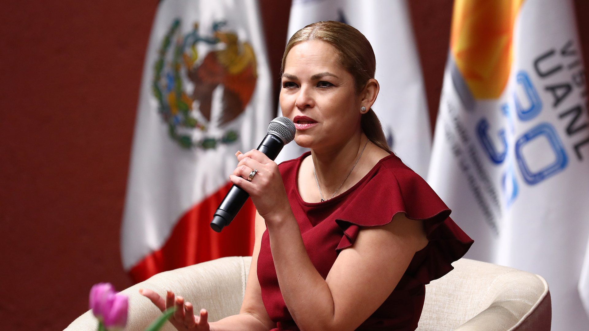 Inspiran egresadas de UANL a jóvenes universitarias
