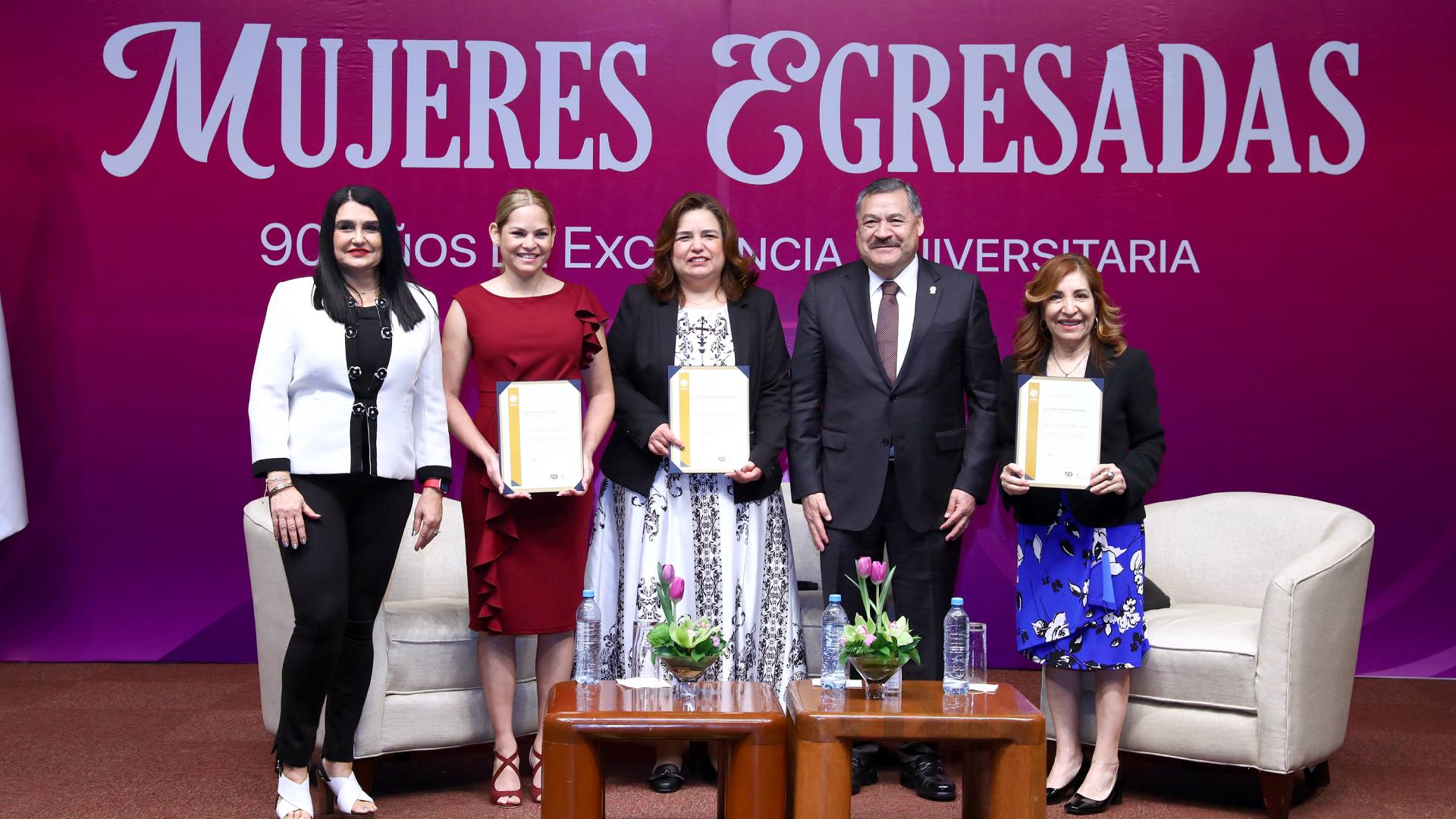 Inspiran egresadas de UANL a jóvenes universitarias