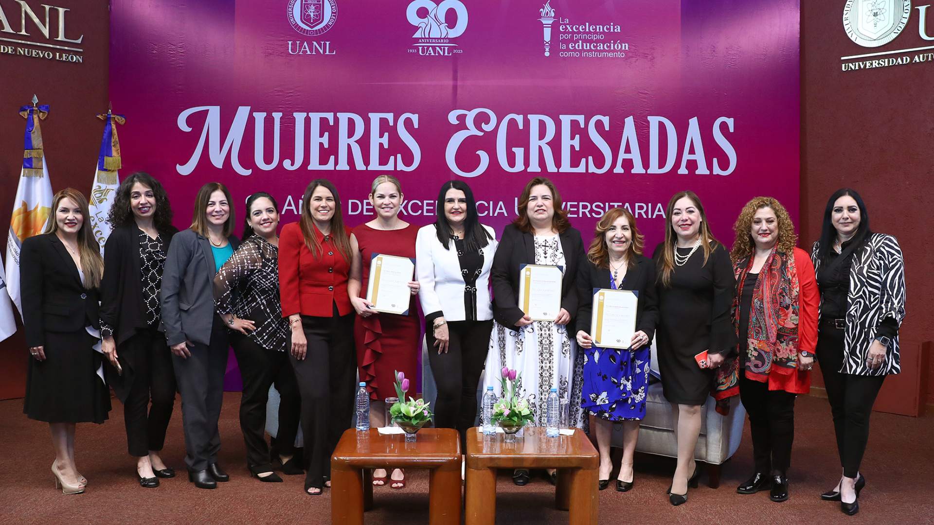 Inspiran egresadas de UANL a jóvenes universitarias