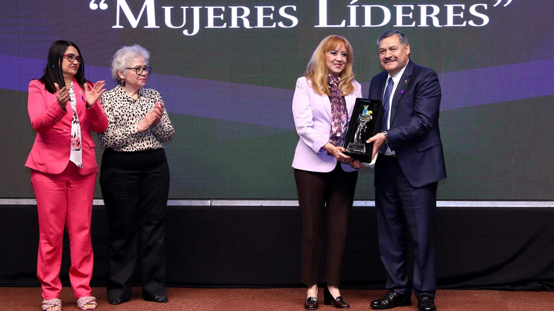 Piden mujeres líderes hacer efectivos cambios en la sociedad