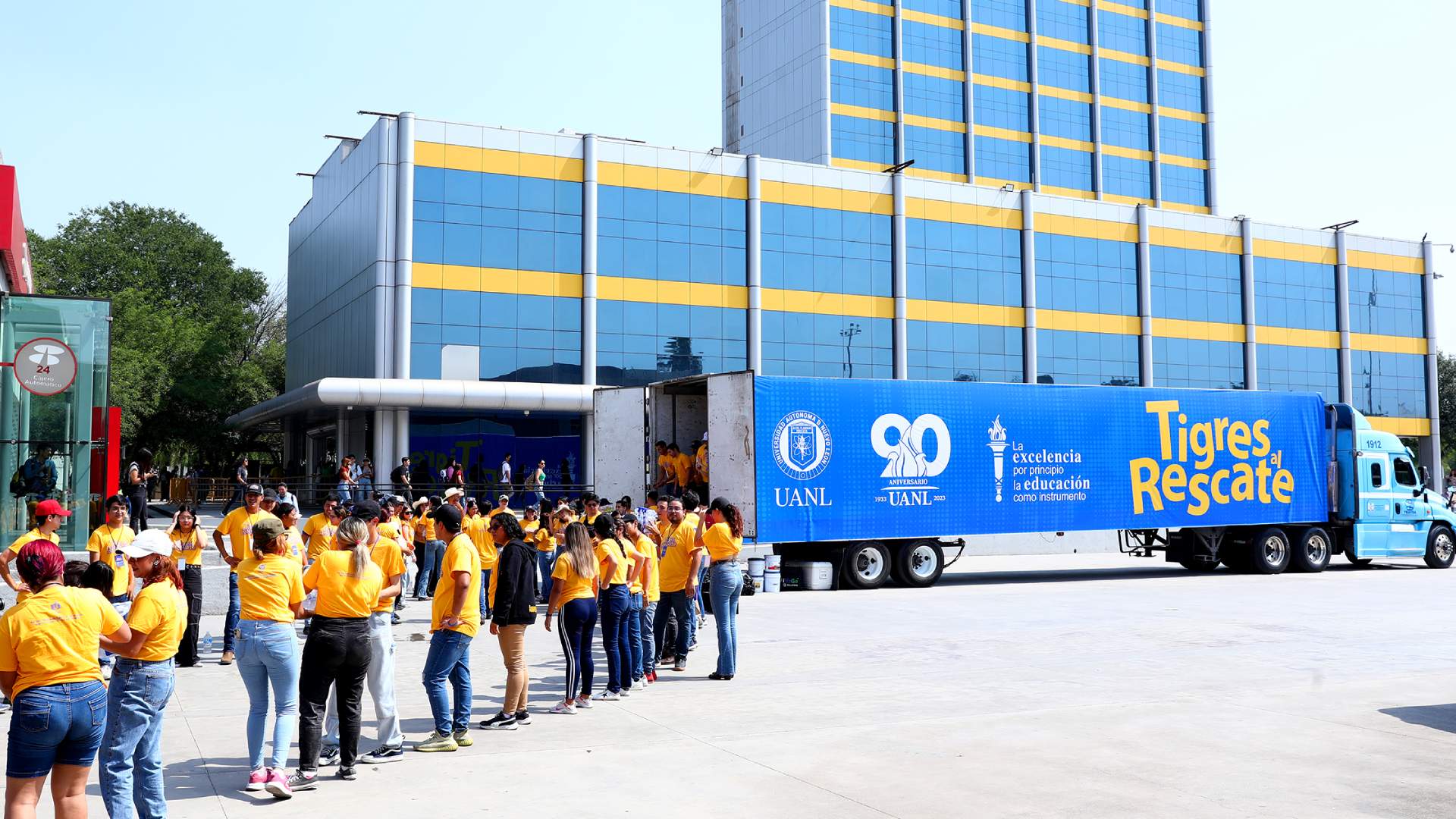 Apoyan estudiantes brigada multidisciplinaria de Tigres al Rescate