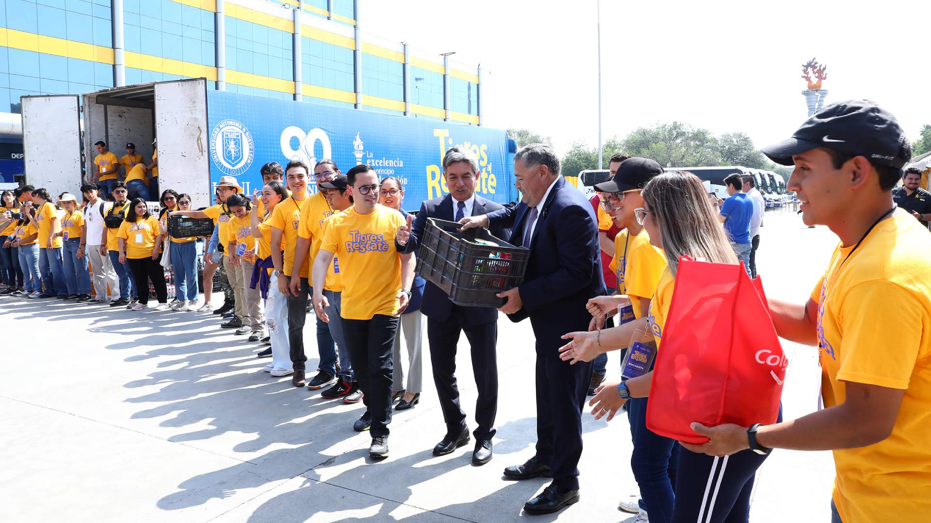 Apoyan estudiantes brigada multidisciplinaria de Tigres al Rescate