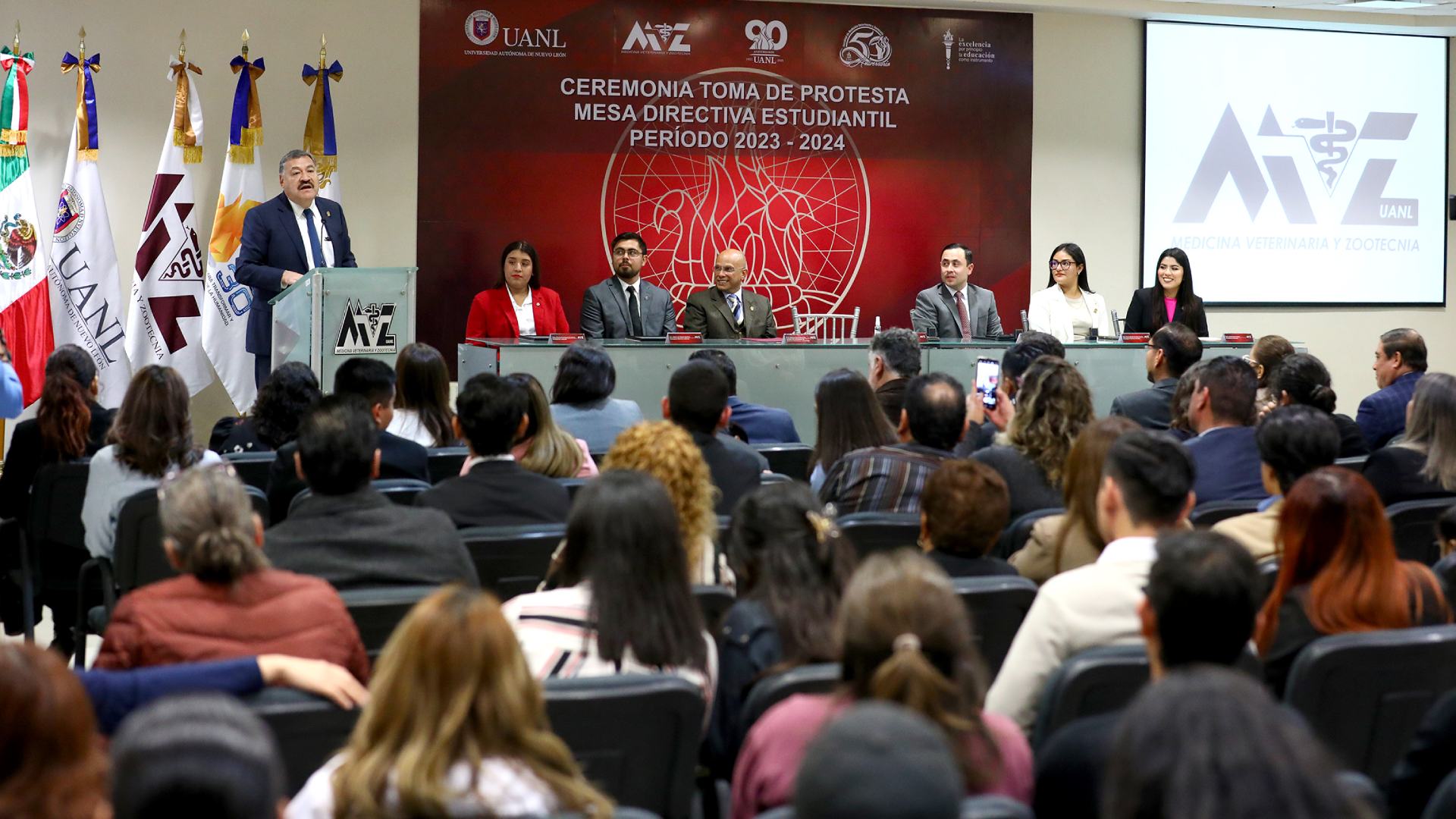 Asumen mesa directiva con proyectos a favor de alumnos de Veterinaria