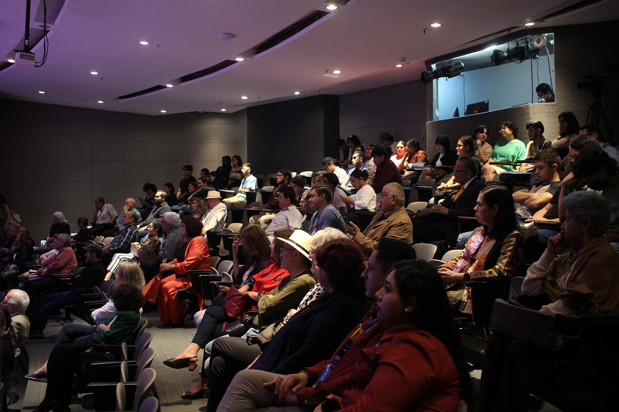 Dialogan historiadores sobre discursos emergentes