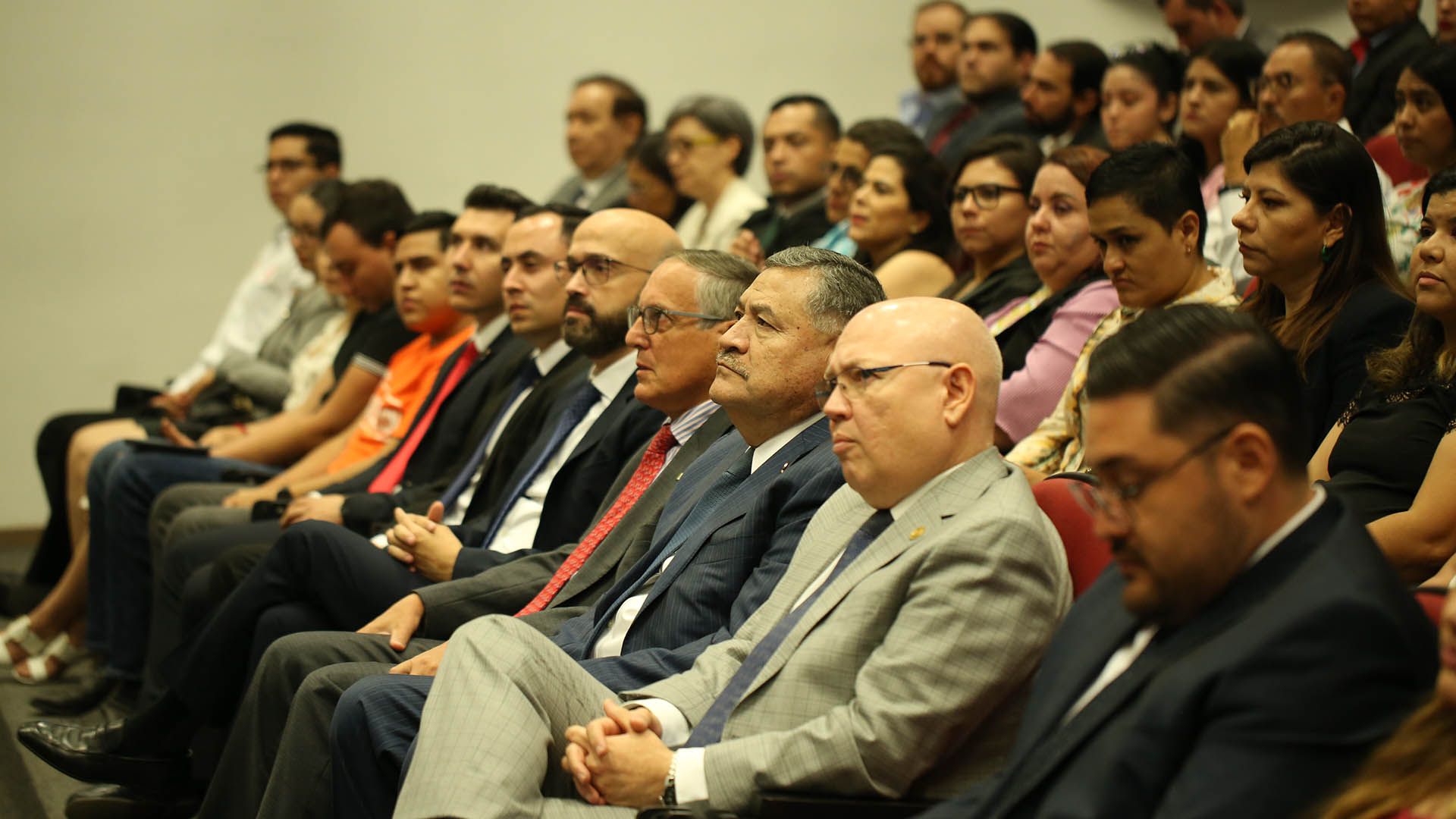 Ofrece Embajador claves para triunfar en el extranjero