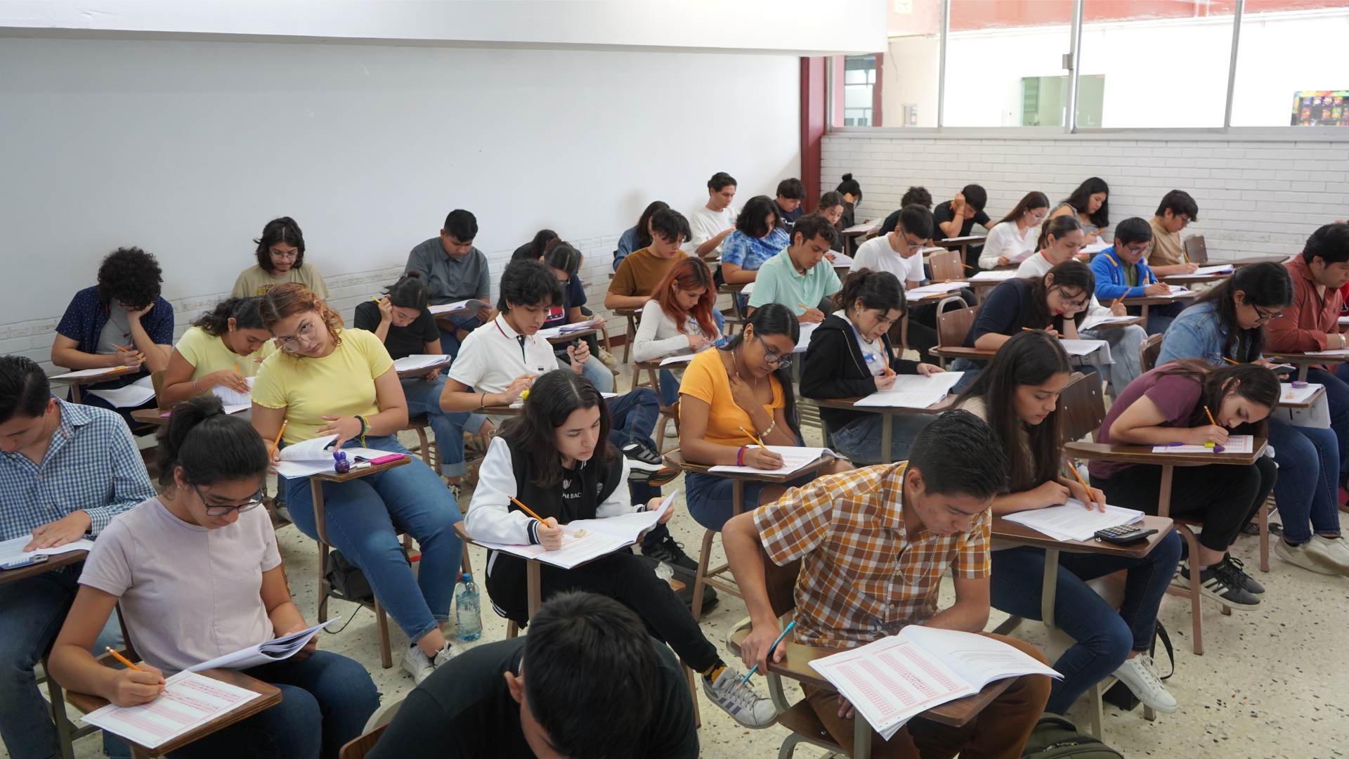 Cerca de 400 mil alumnos esperan ingresar a las facultades de la UANL