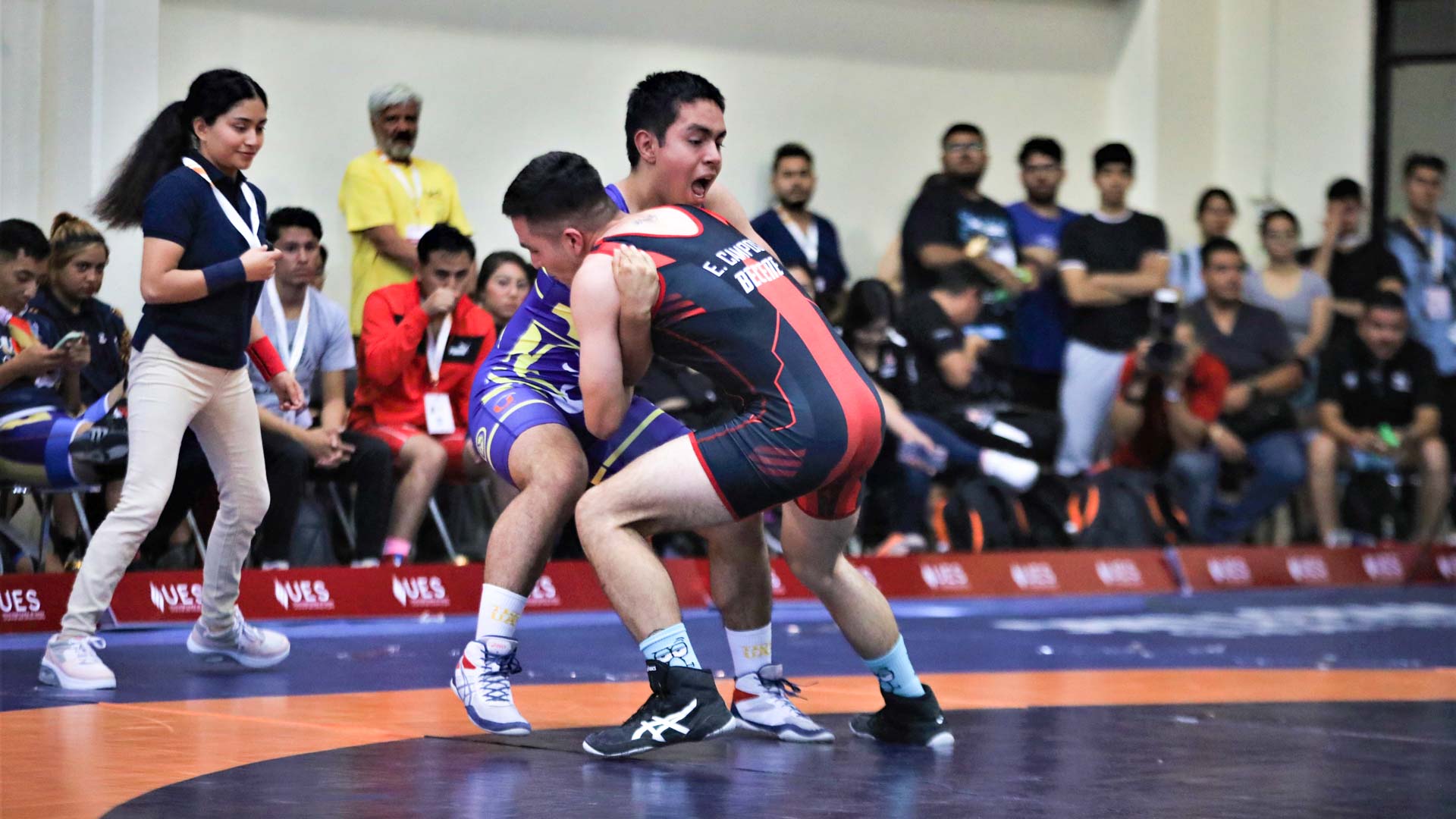 Acapara medallas equipo de lucha universitaria