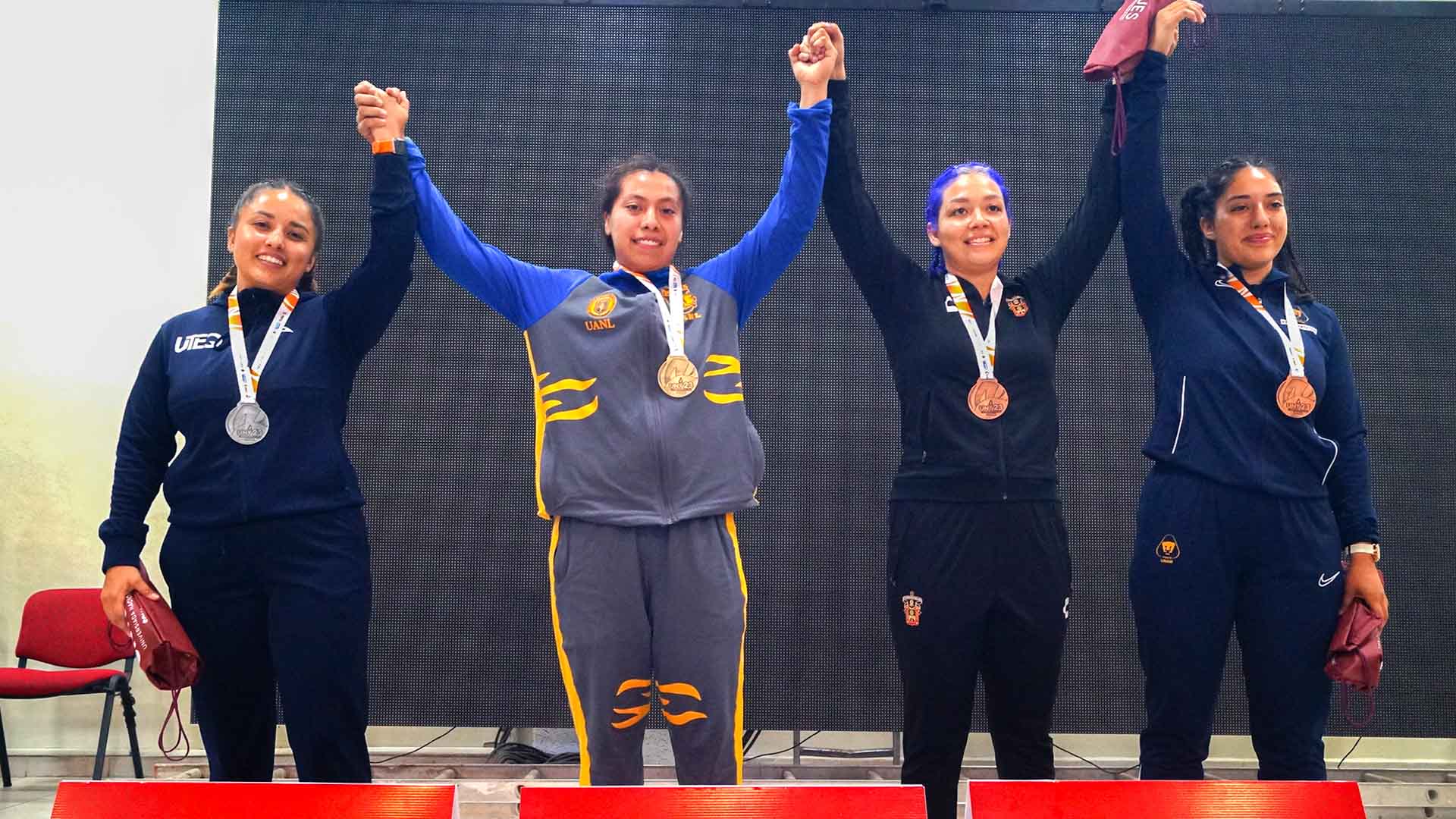 Acapara medallas equipo de lucha universitaria