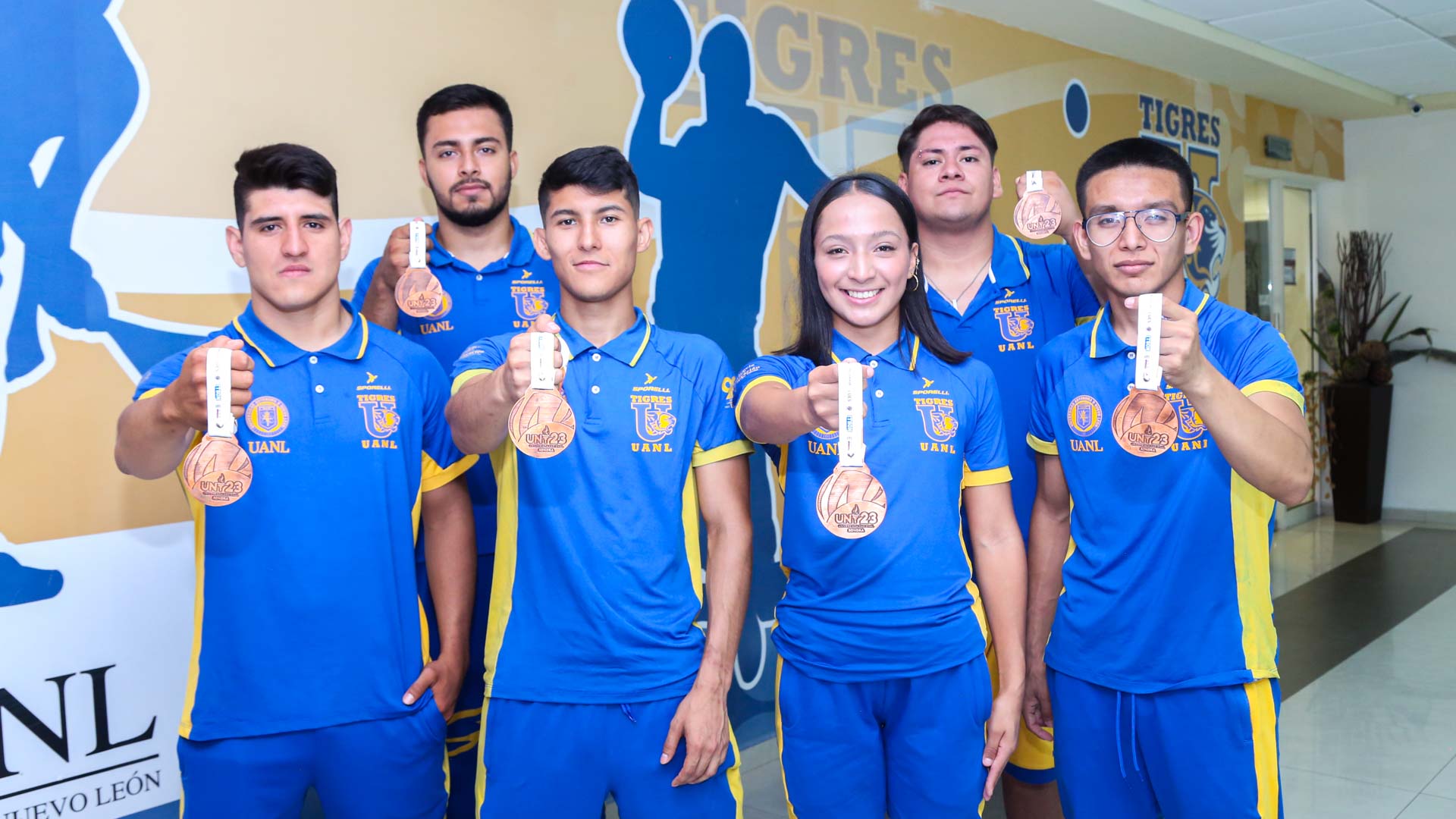 Acapara medallas equipo de lucha universitaria