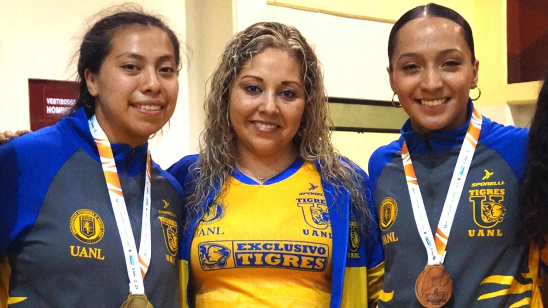 Acapara medallas equipo de lucha universitaria