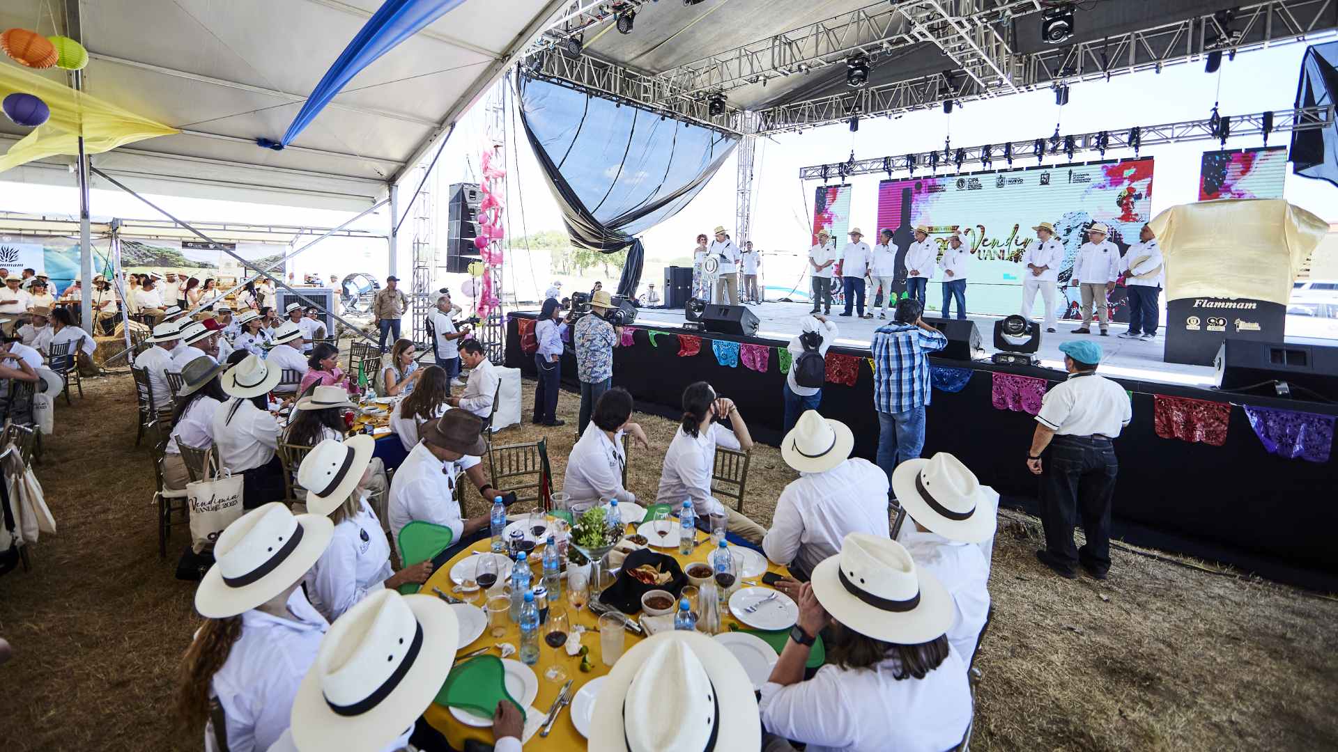 Lanza UANL el mezcal Flammam