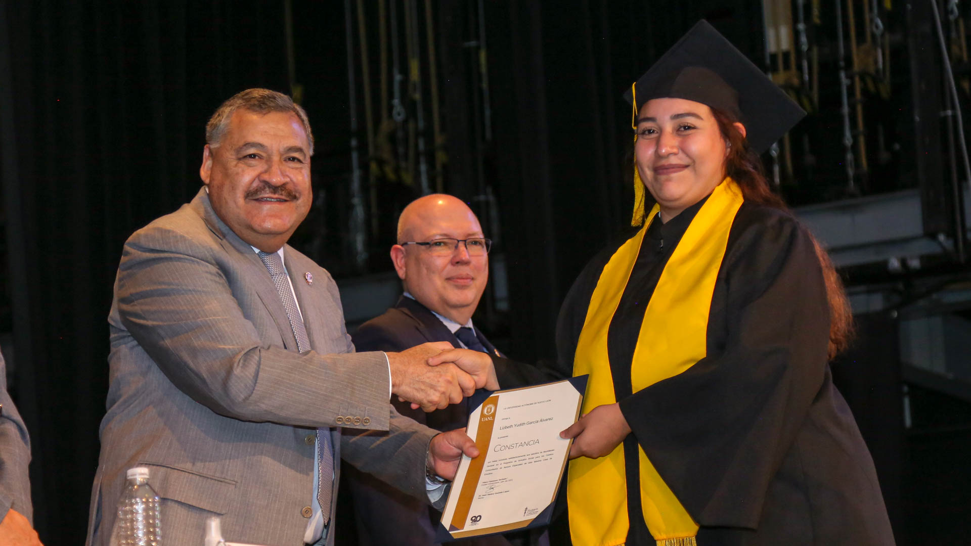 Terminan bachillerato mediante programa de inclusión social de UANL