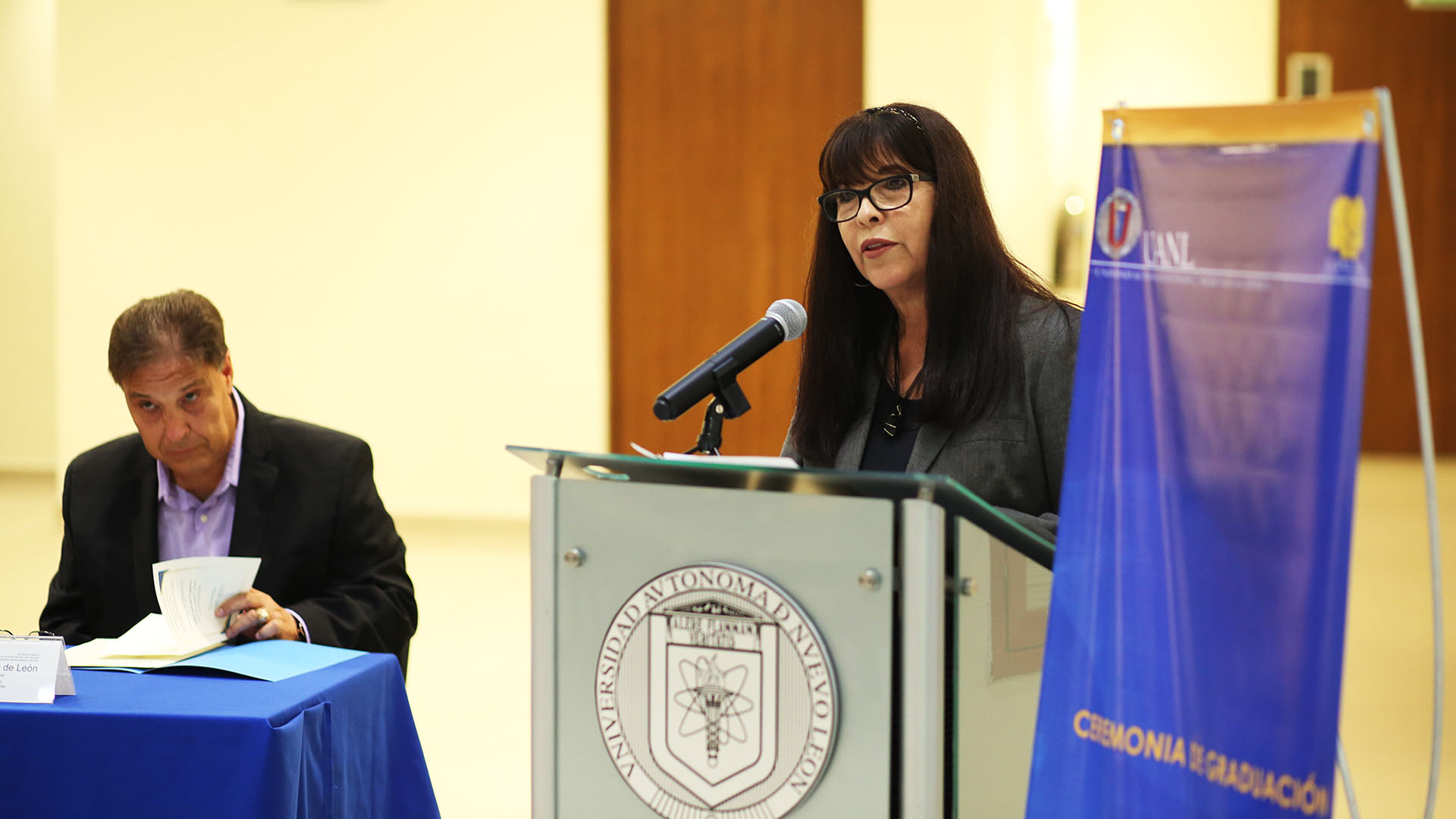 Disfrutan graduación egresados de Universidad para Mayores