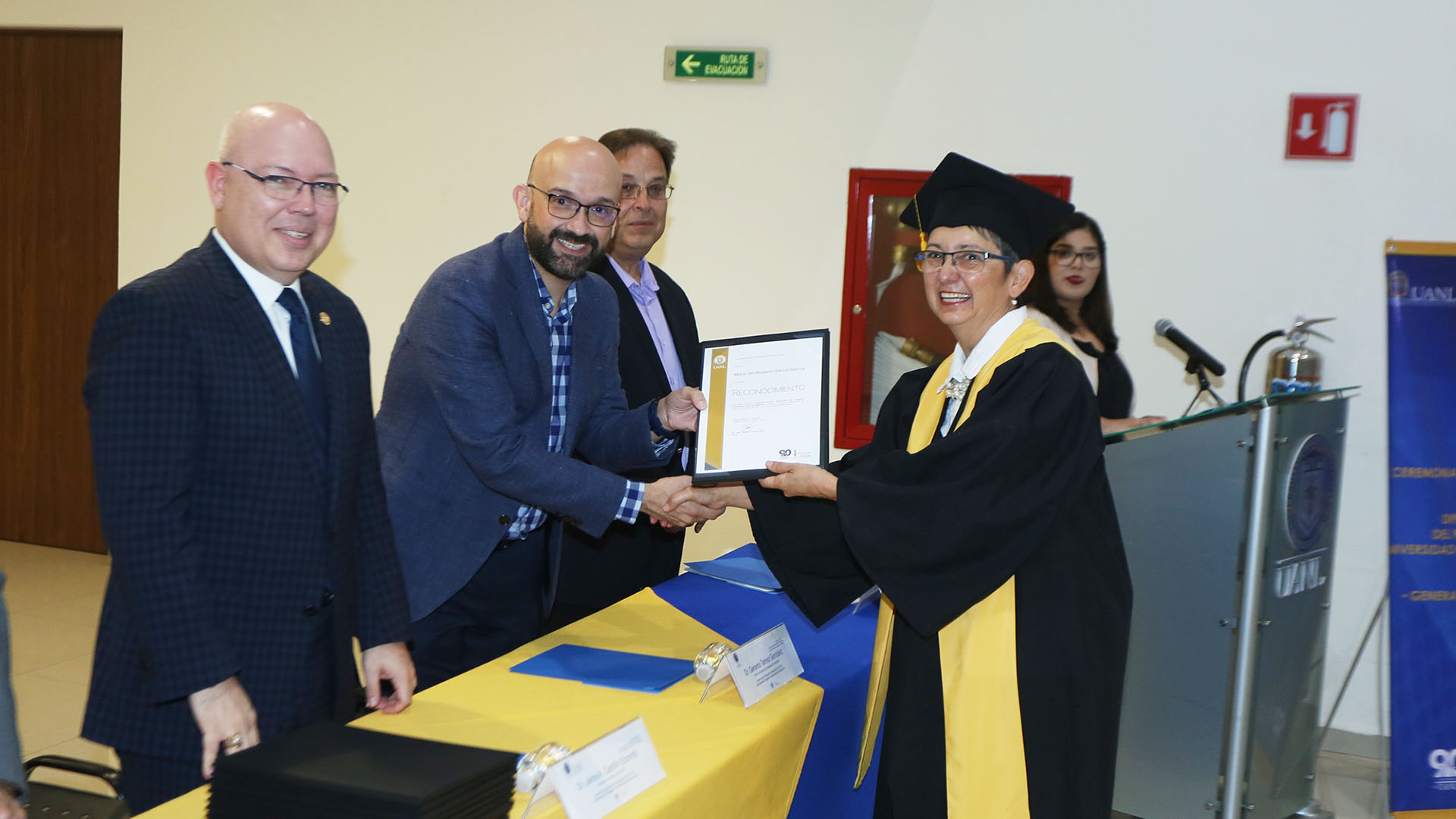 Disfrutan graduación egresados de Universidad para Mayores