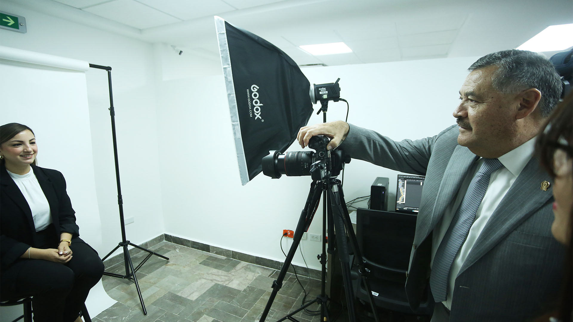 Inaugura UANL módulos de fotografía digital para títulos profesionales
