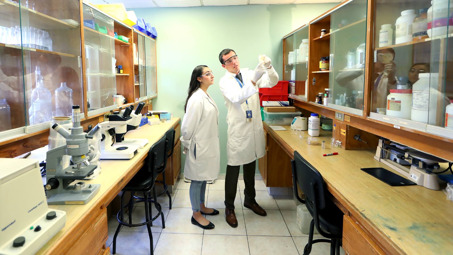 Motiva programa de verano de UANL a incursionar en la ciencia