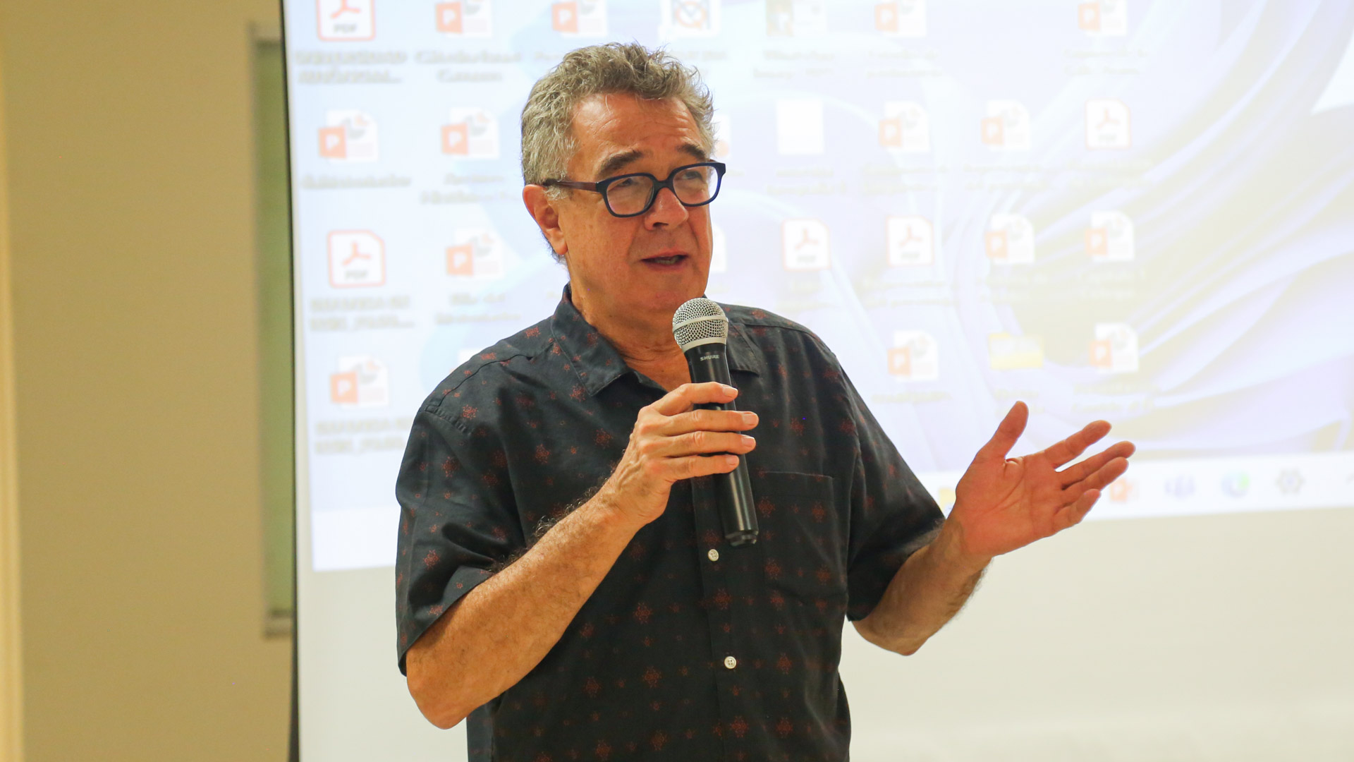 Imparte Pedro Serrano taller de traducción de poesía en Facultad de Filosofía y Letras