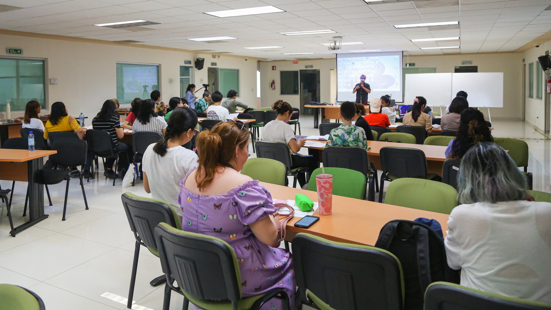 Imparte Pedro Serrano taller de traducción de poesía en Facultad de Filosofía y Letras
