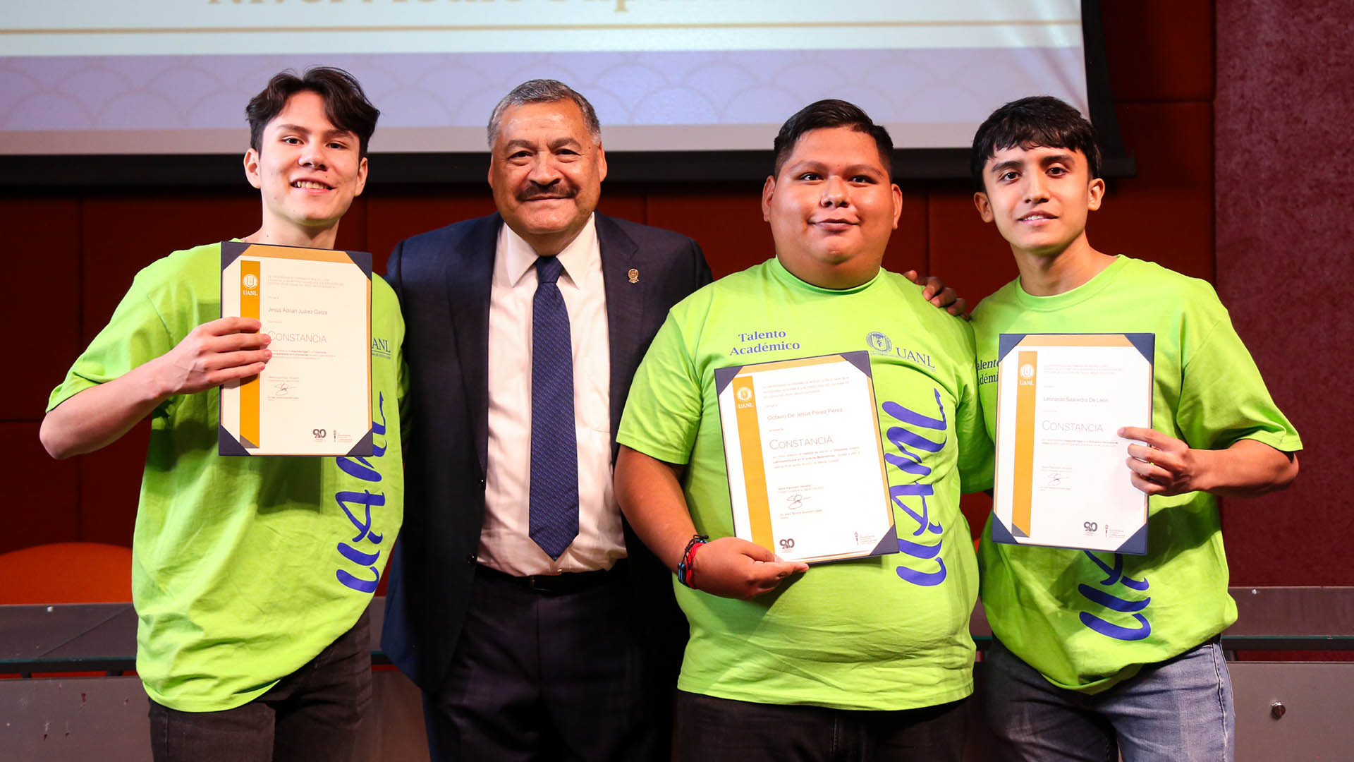 Reconoce UANL a alumnos destacados en concursos y olimpiadas del conocimiento