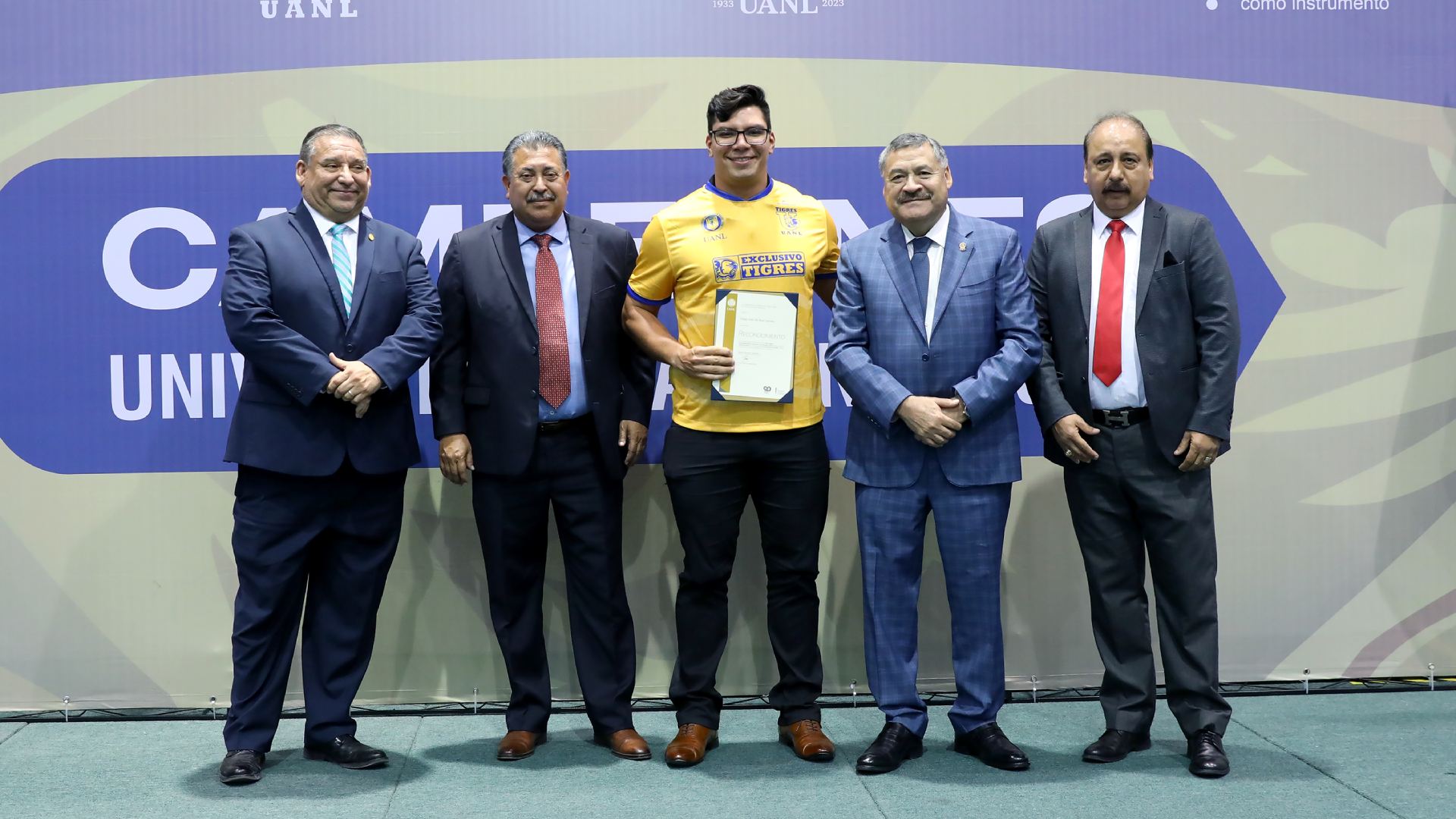 Convive Santos Guzmán con medallistas de UANL