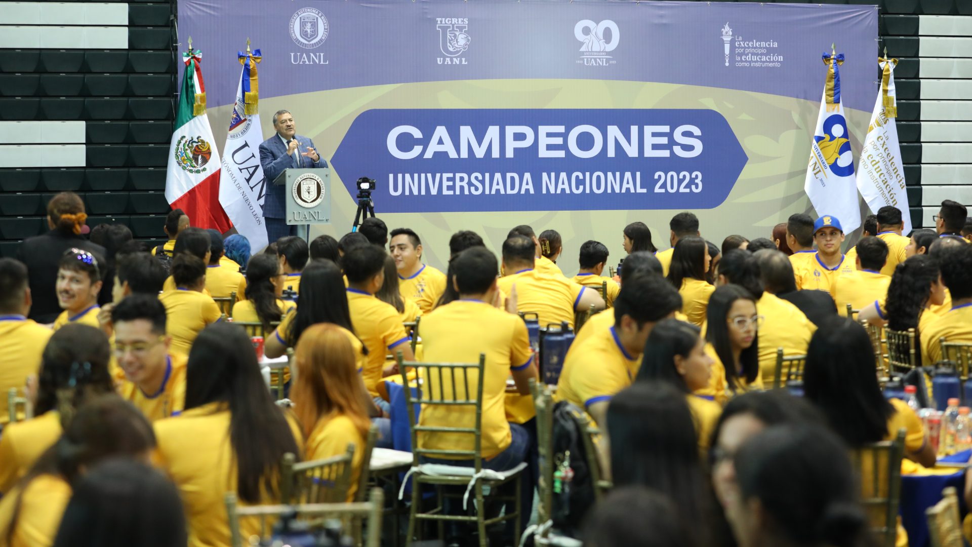 Convive Santos Guzmán con medallistas de UANL