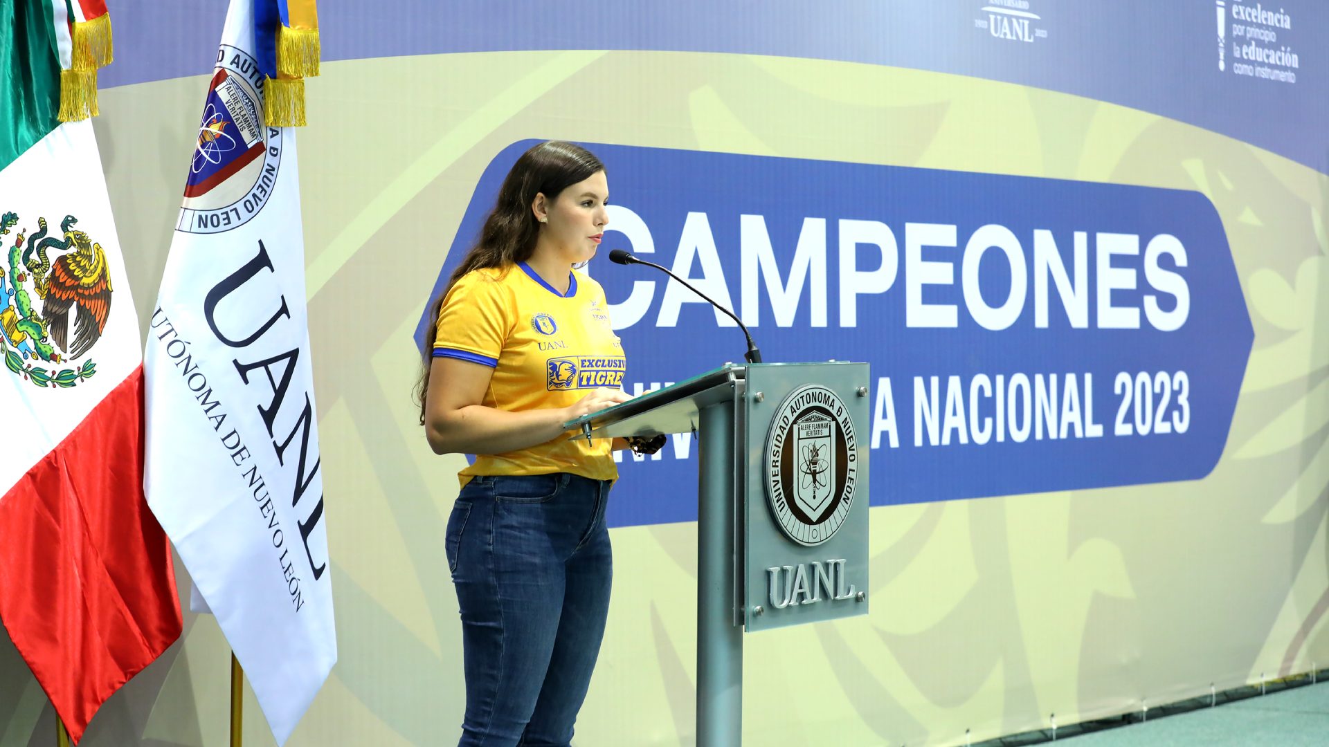 Convive Santos Guzmán con medallistas de UANL