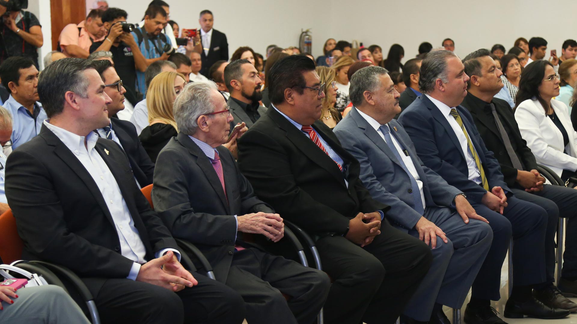Premian a periodistas de NL y reconocen a Rector