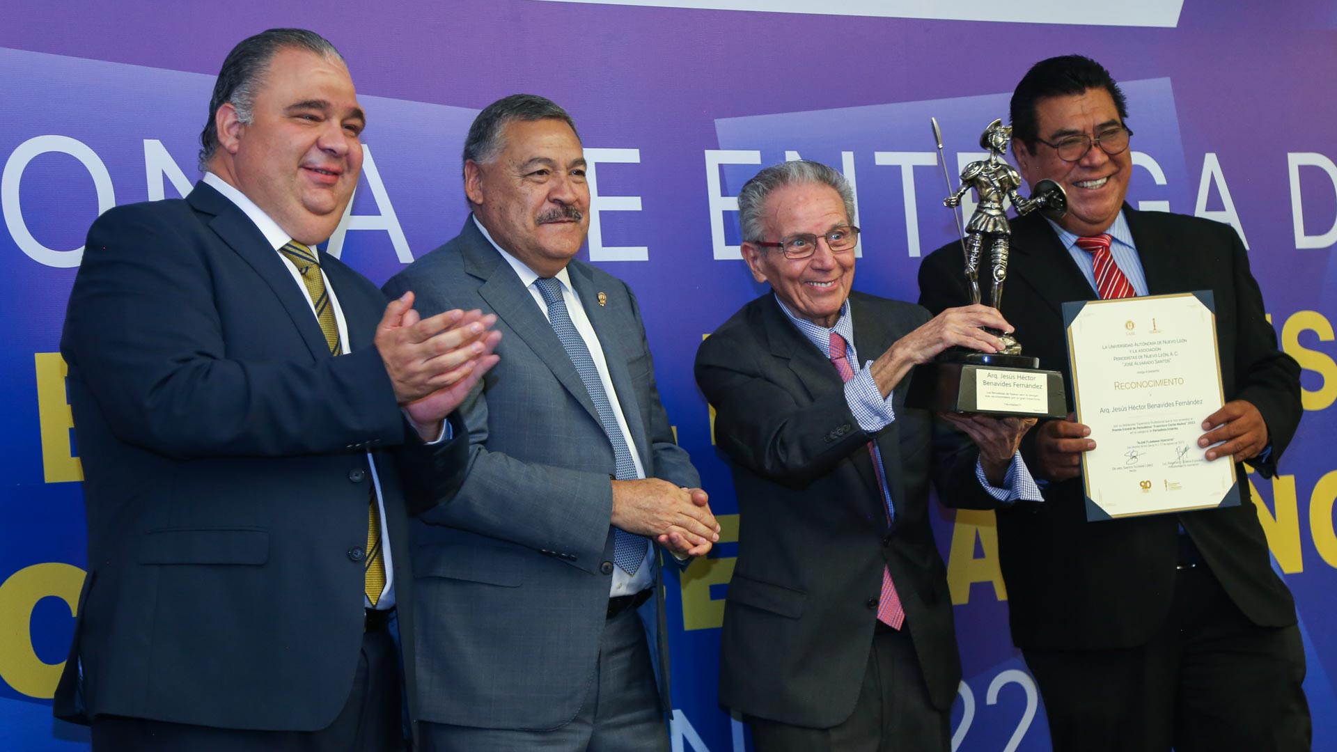 Premian a periodistas de NL y reconocen a Rector