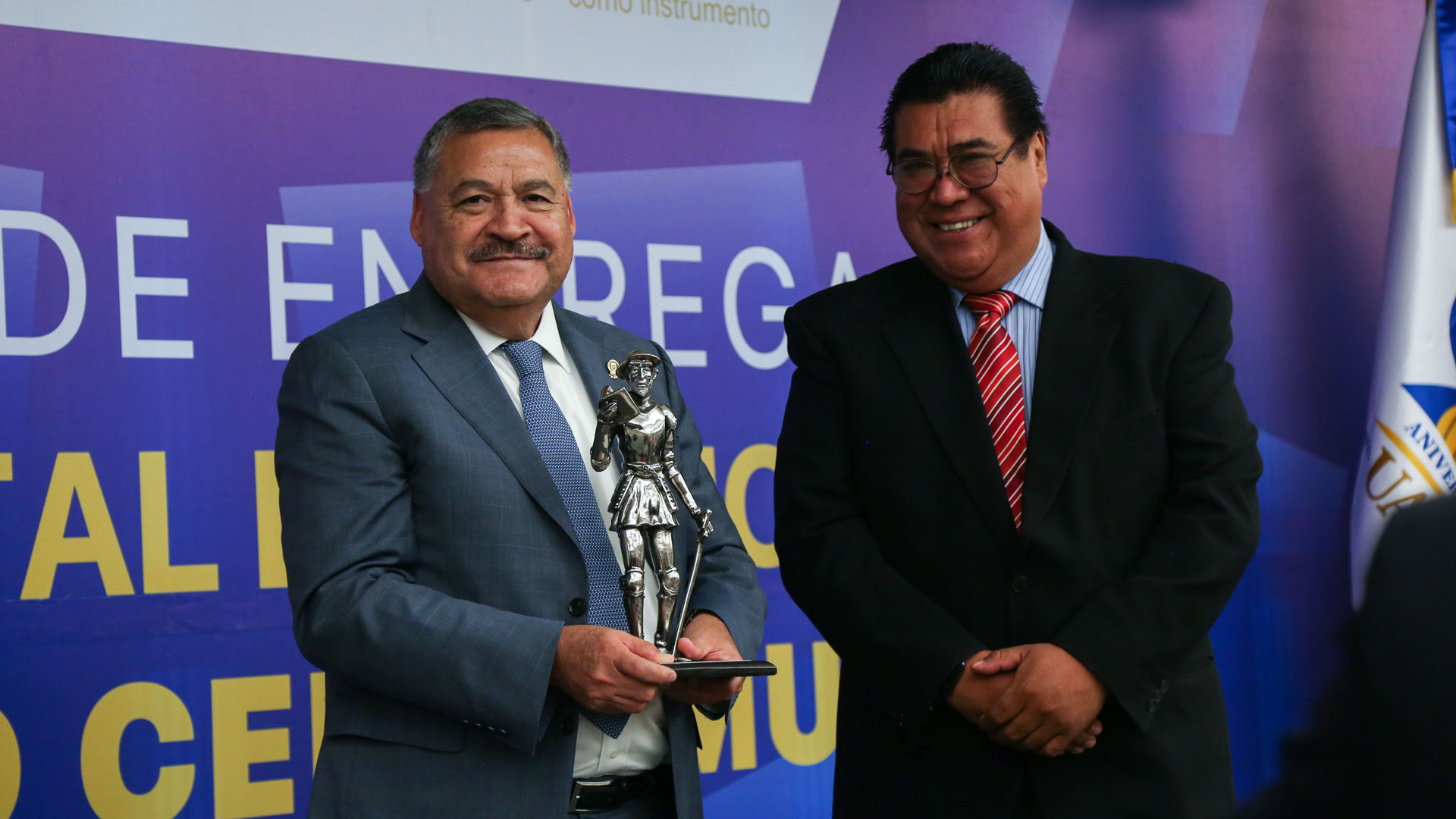 Premian a periodistas de NL y reconocen a Rector