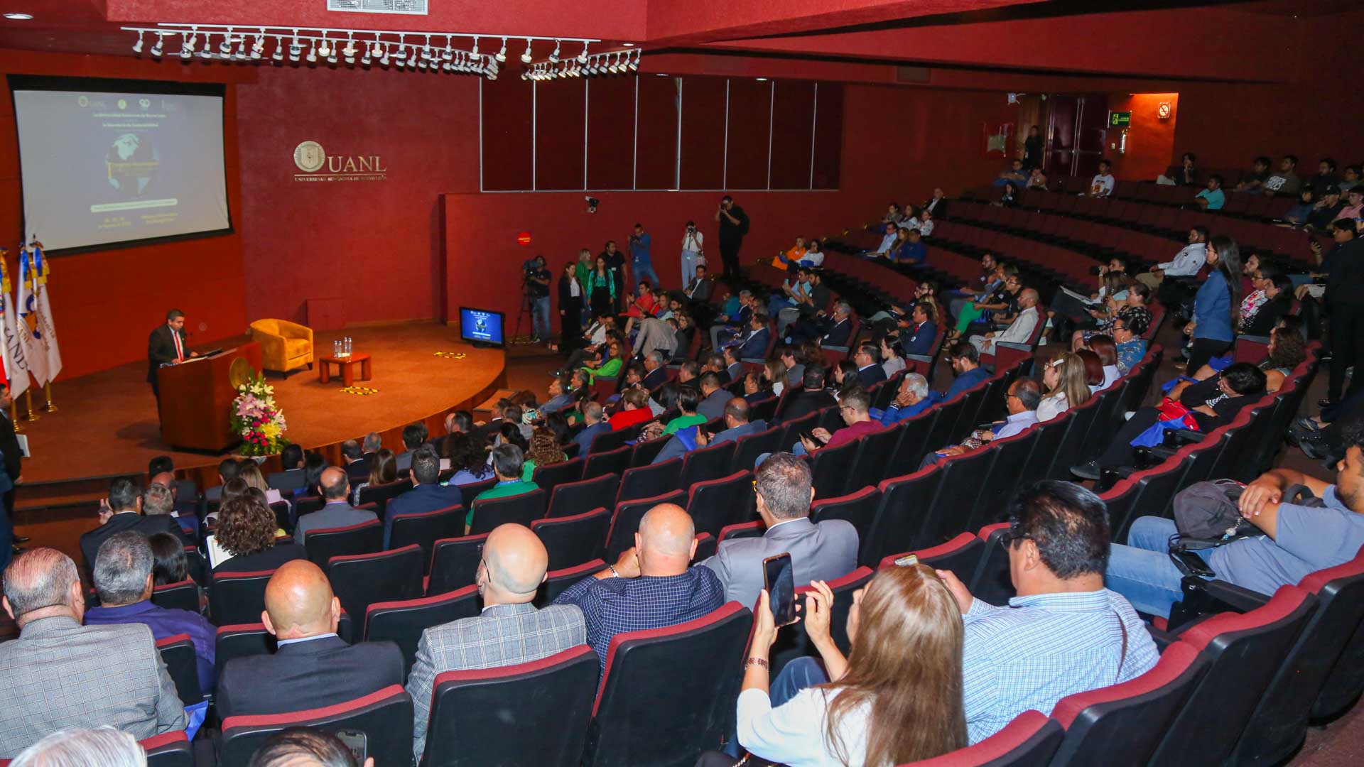 Enaltece Santos Guzmán responsabilidad social universitaria en congreso mundial de UANL