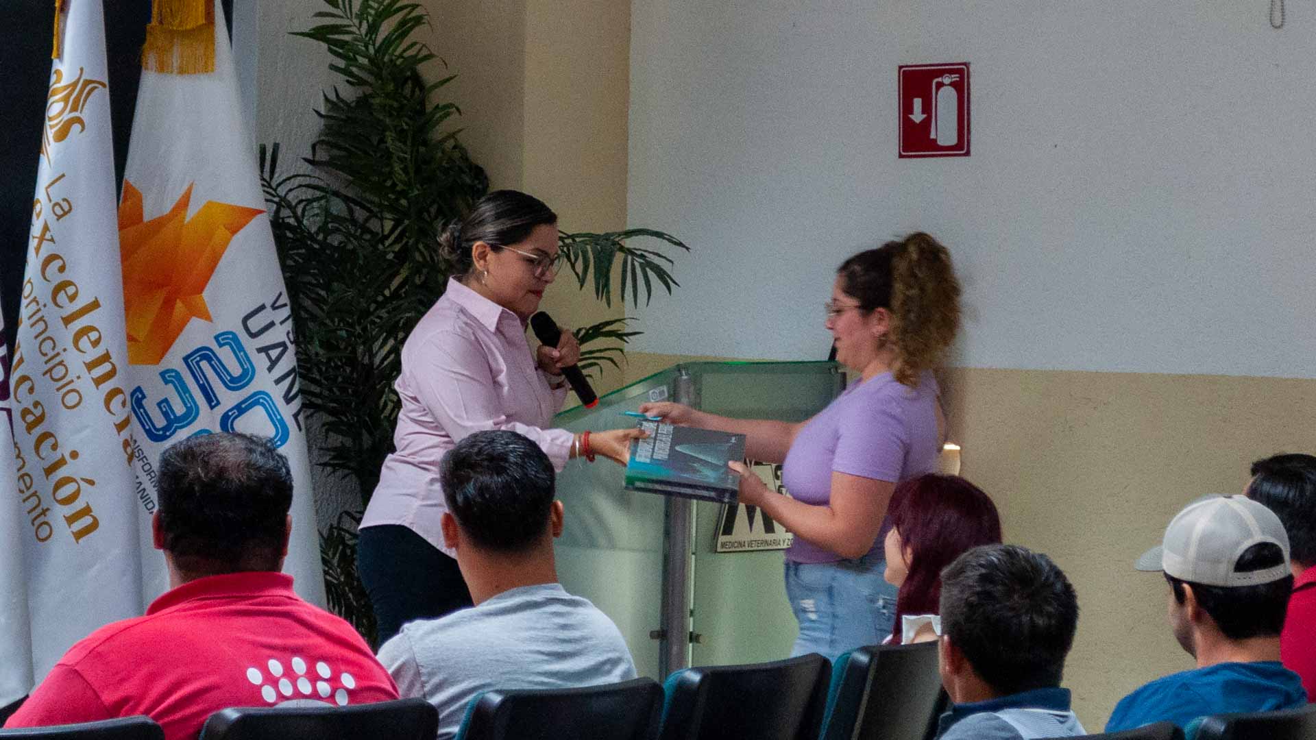Orientan a universitarios sobre bienestar animal