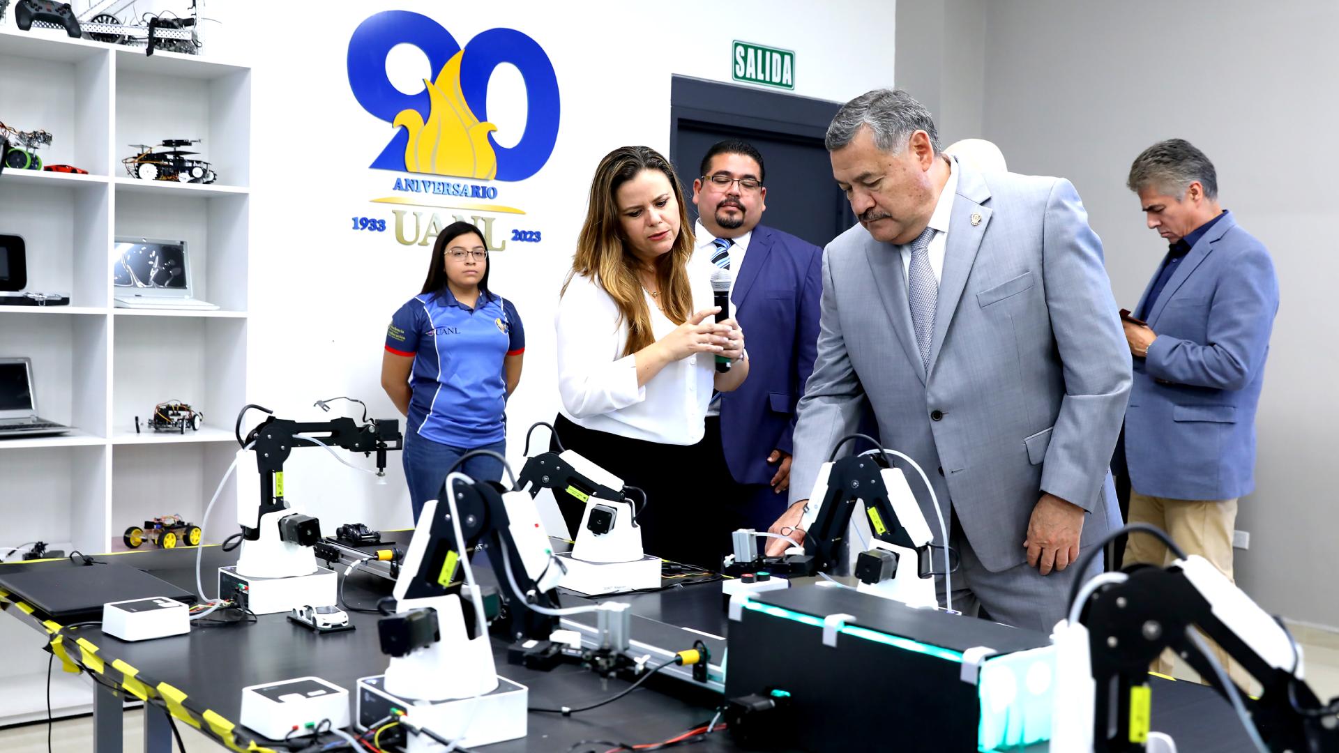 Inaugura UANL laboratorio de innovación tecnológica 4.0