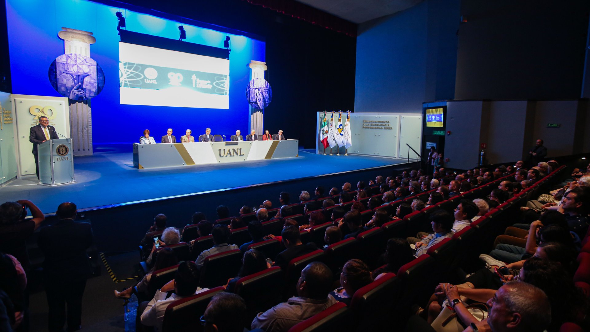 Reconoce UANL excelencia profesional de sus egresados