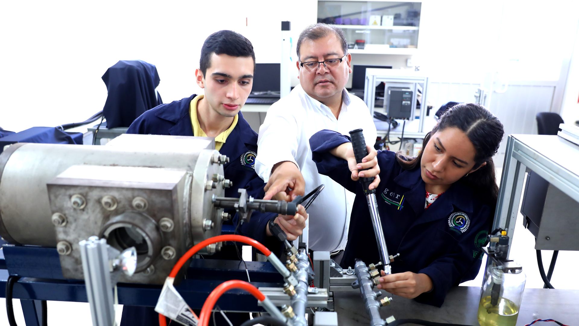 Aprenden estudiantes oficio del científico en verano de investigación