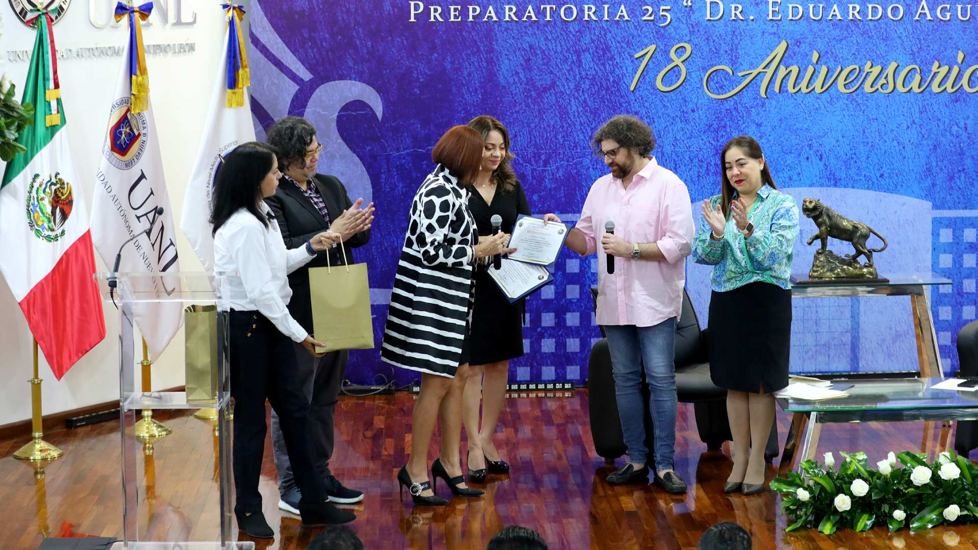 Propone Bucay opción terapéutica para zanjar problemas personales
