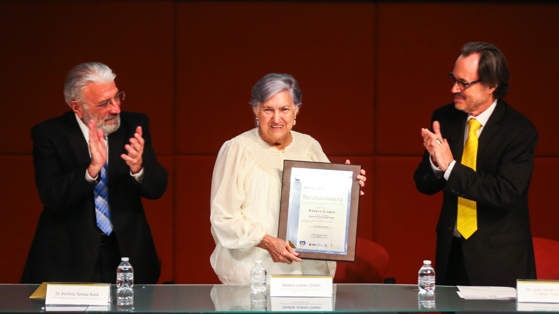 Dona Saskia Juárez obra  “A 90 años de distancia” en homenaje de UANL