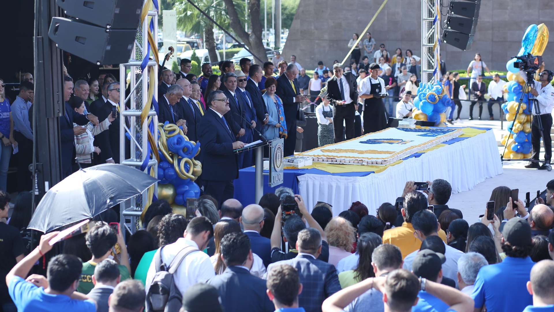 Que esta fiesta sea el comienzo de un futuro  más brillante.- Rector Santos Guzmán