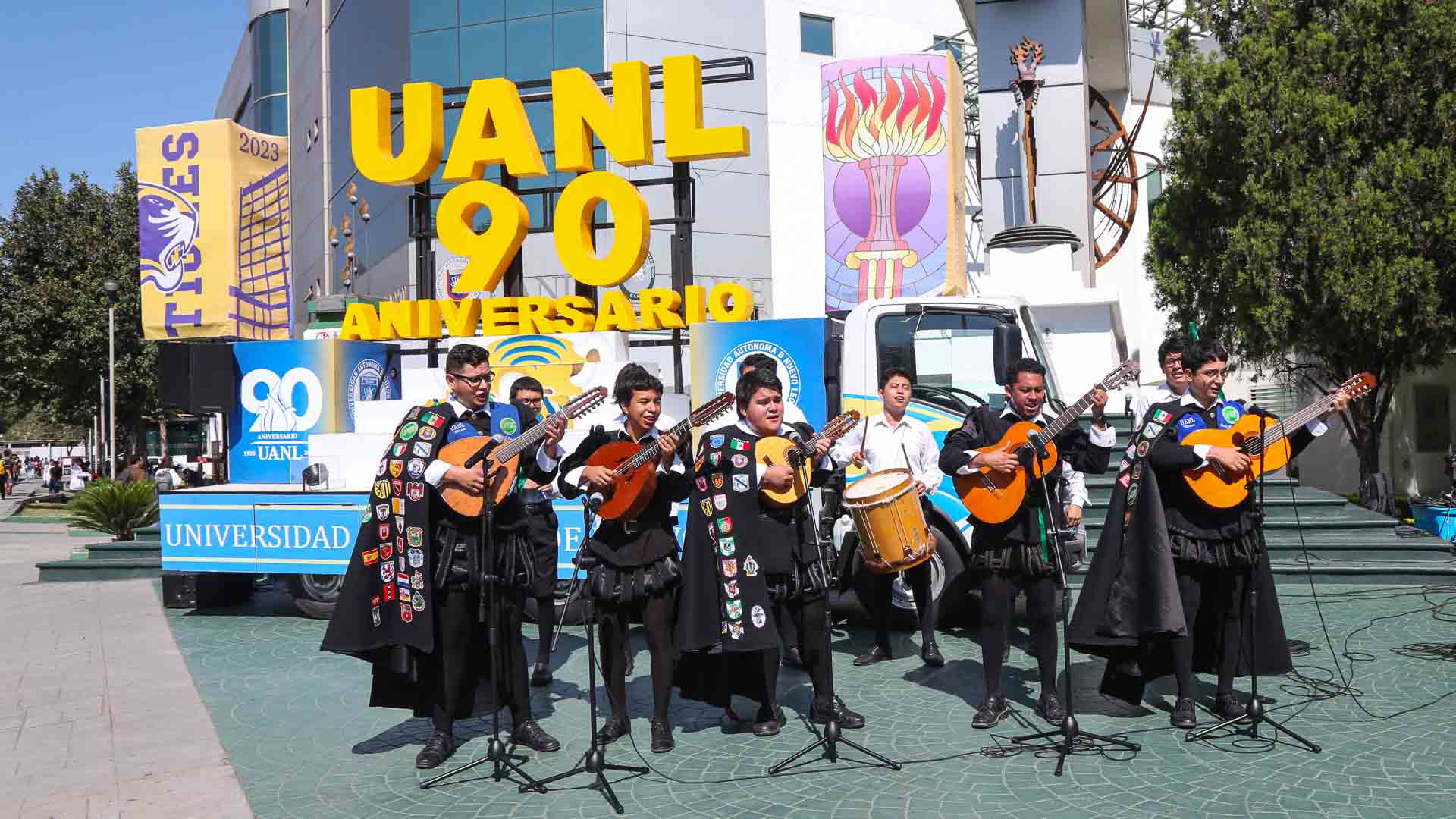Lleva escenario móvil fiesta universitaria a campus de UANL