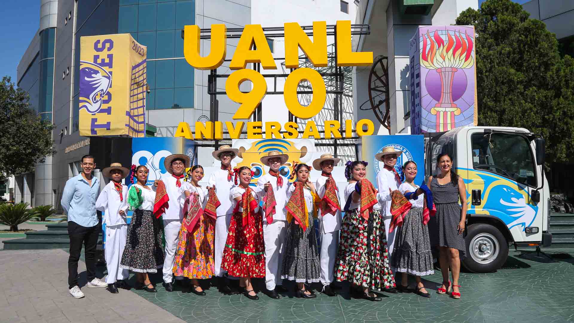 Lleva escenario móvil fiesta universitaria a campus de UANL