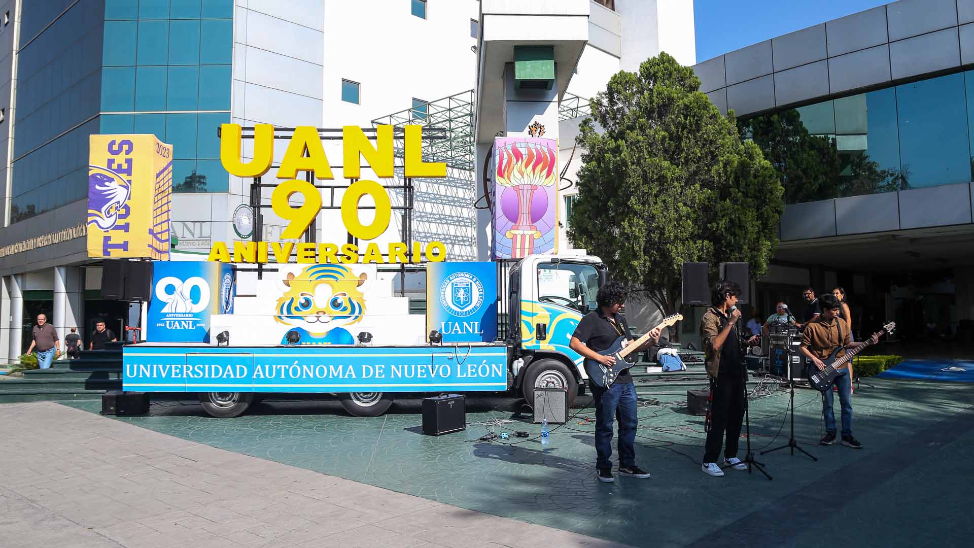 Lleva escenario móvil fiesta universitaria a campus de UANL
