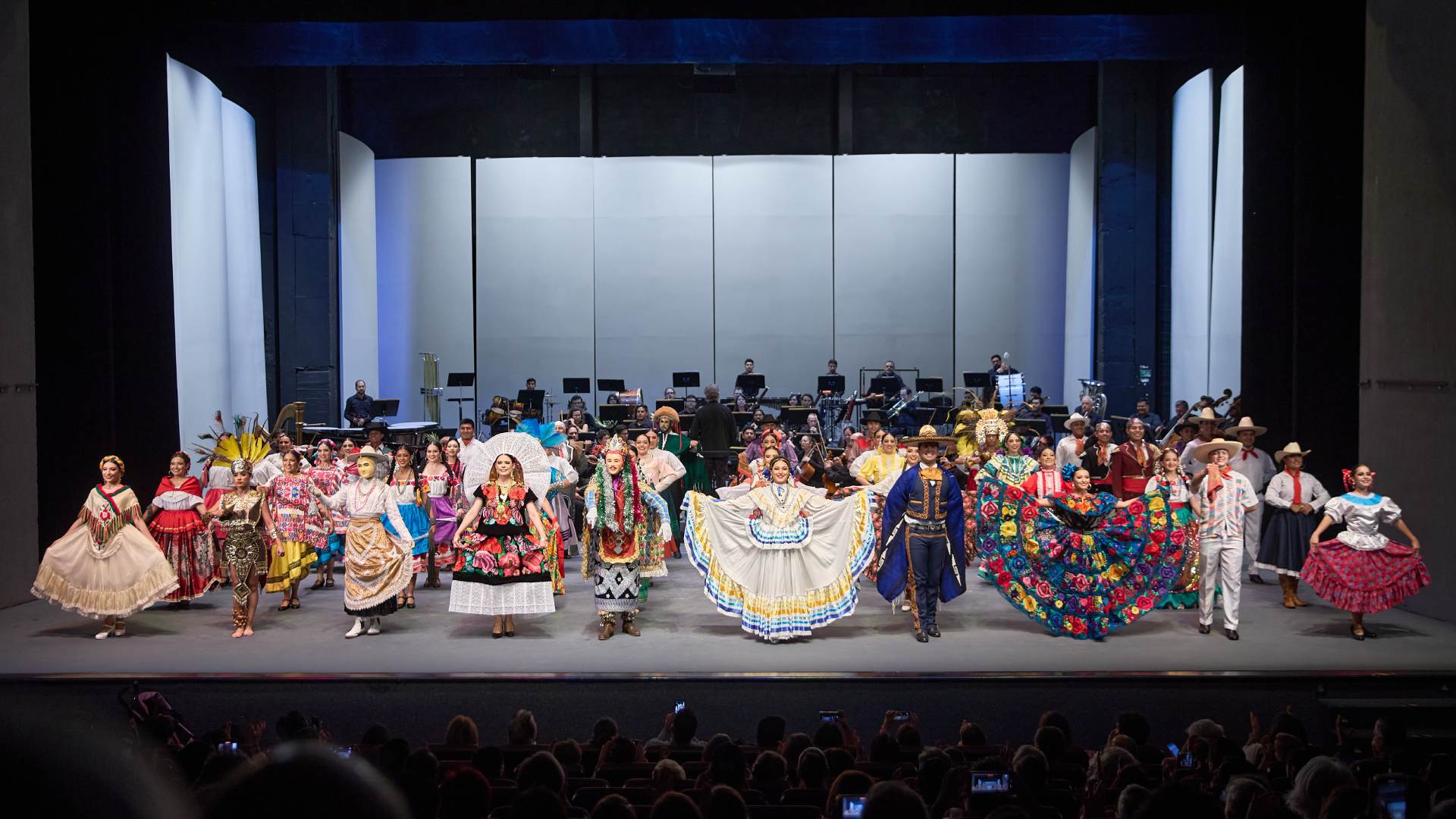 Emociona repertorio mexicano del Folklore Sinfónico