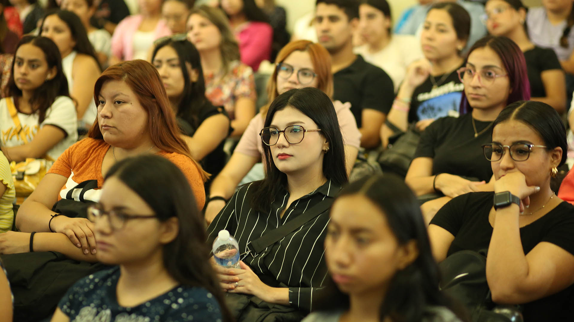 Exponen en foro de empleadores perfiles de trabajadores sociales