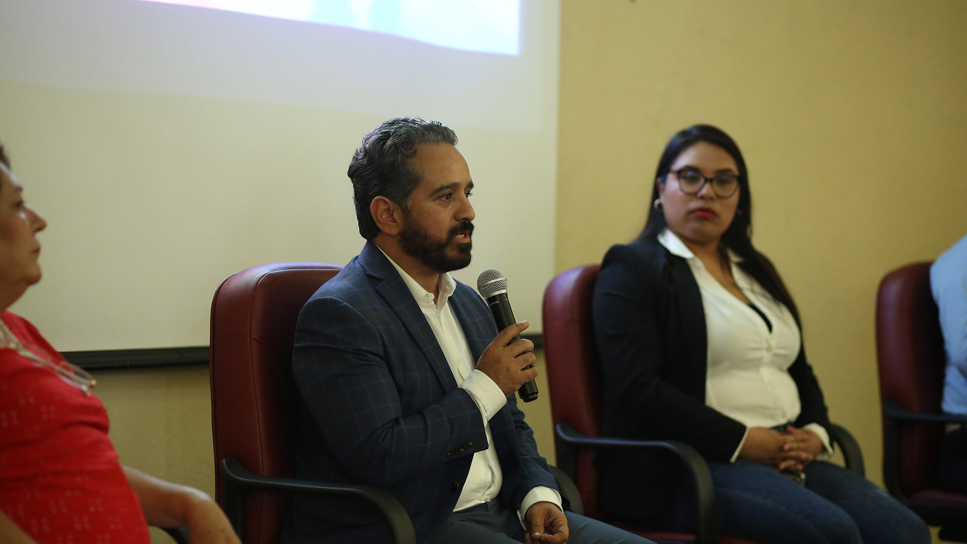 Exponen en foro de empleadores perfiles de trabajadores sociales