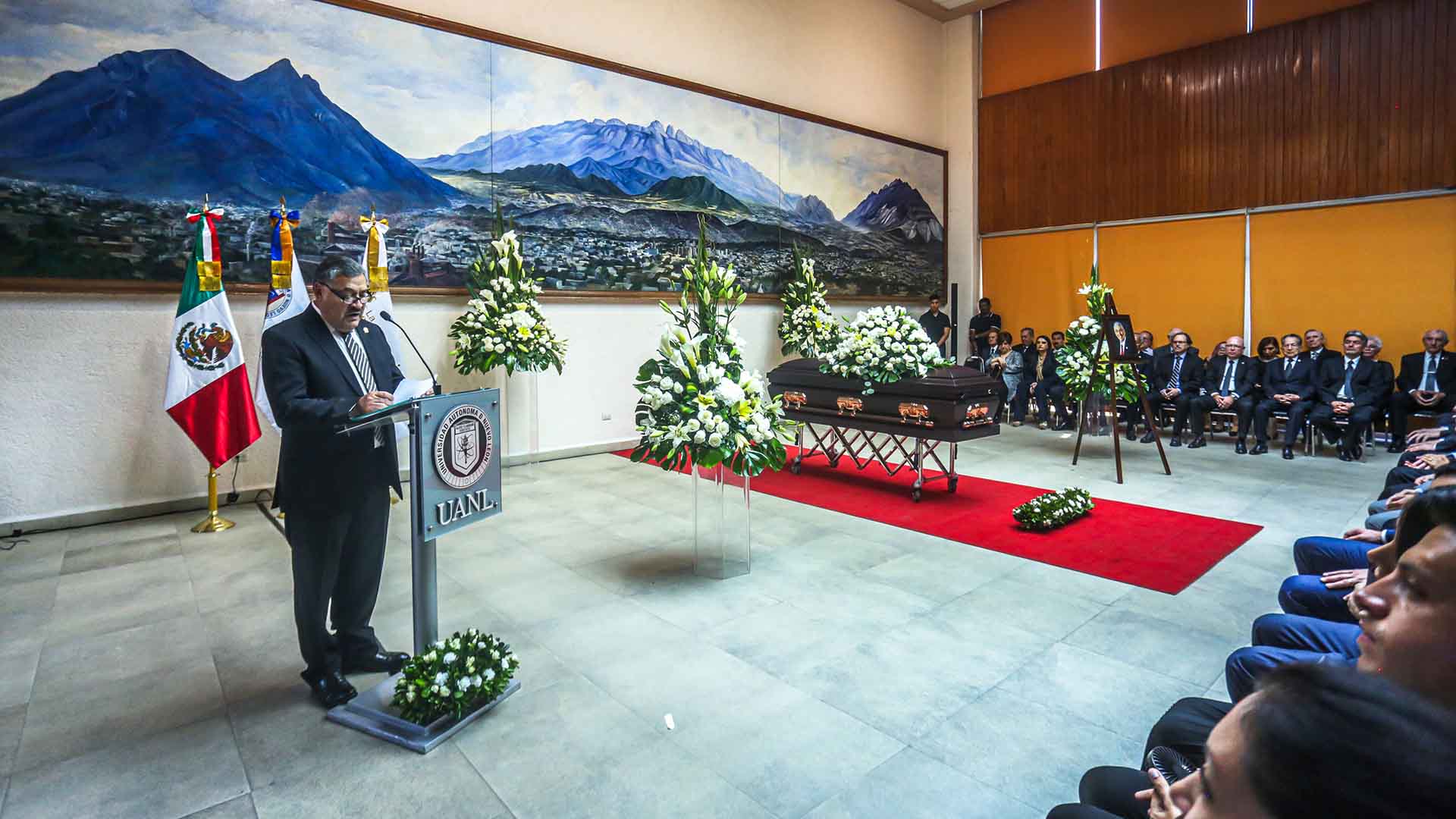 Honra UANL al doctor Luis Eugenio Todd