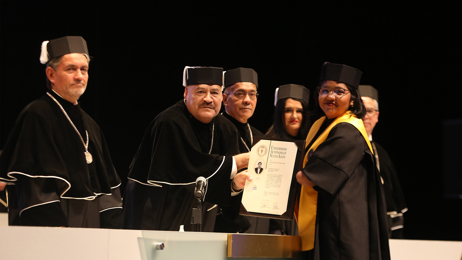 Galardona UANL en Sesión Solemne a científicos y artistas
