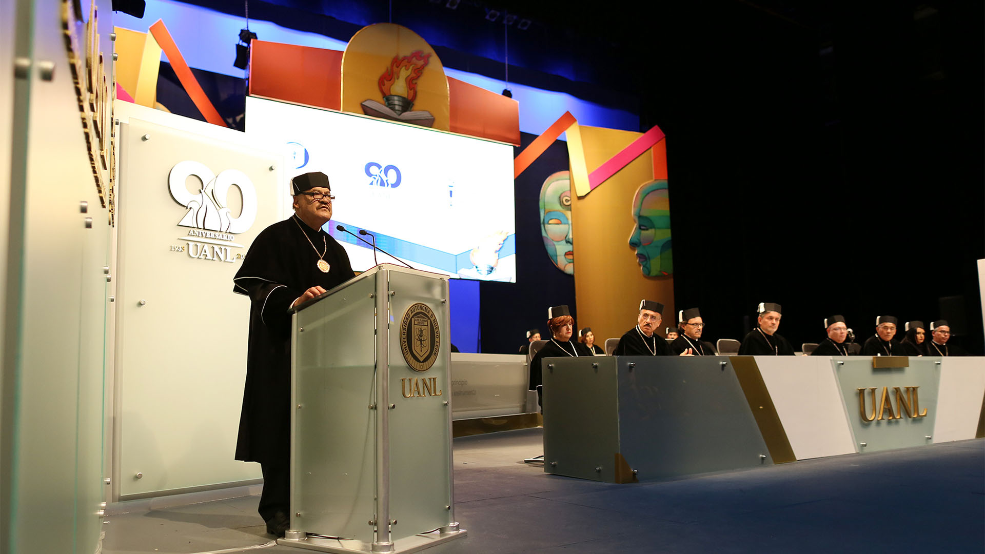 Galardona UANL en Sesión Solemne a científicos y artistas
